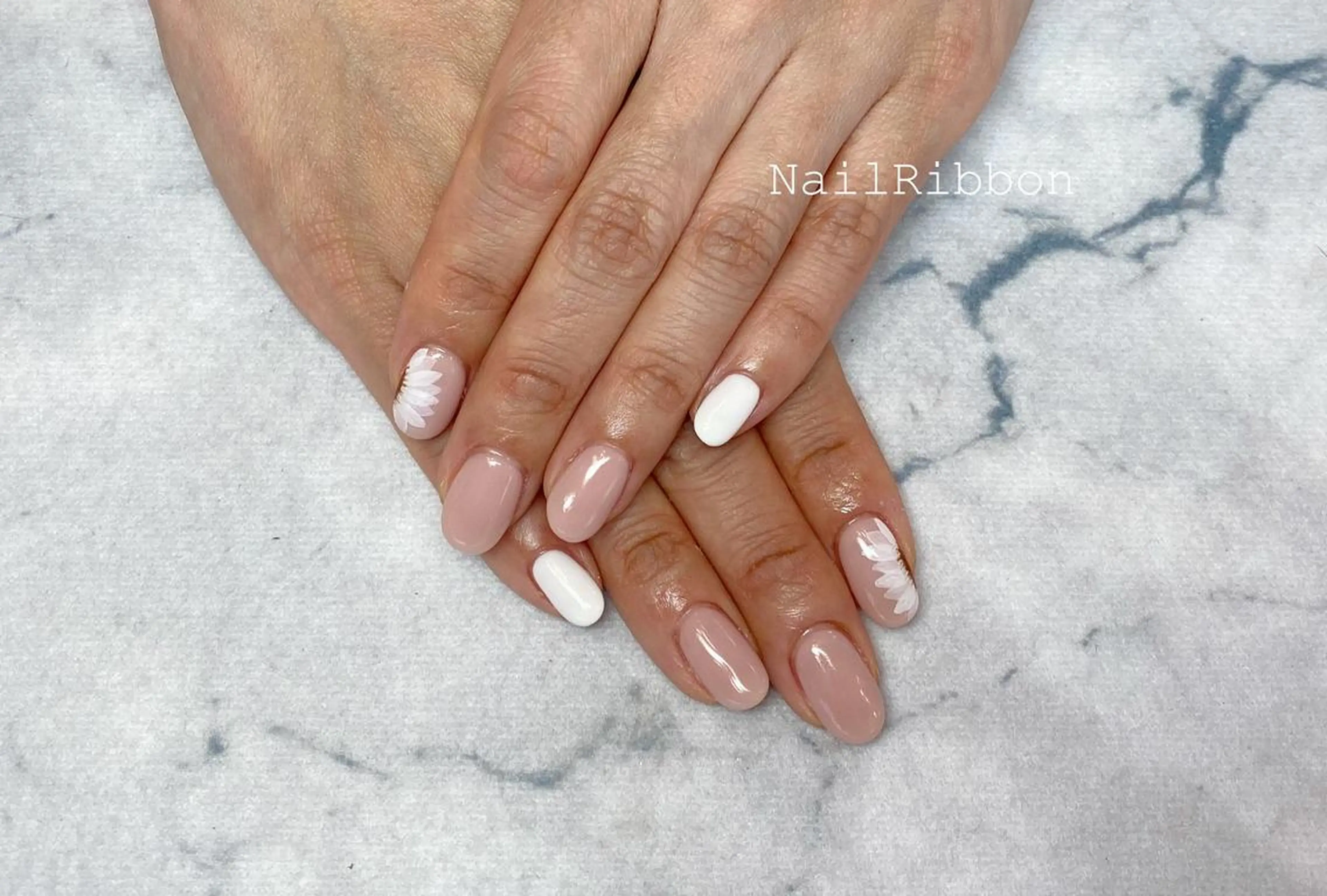 ネイル ネイルリボン 受付スタッフのネイルデザイン