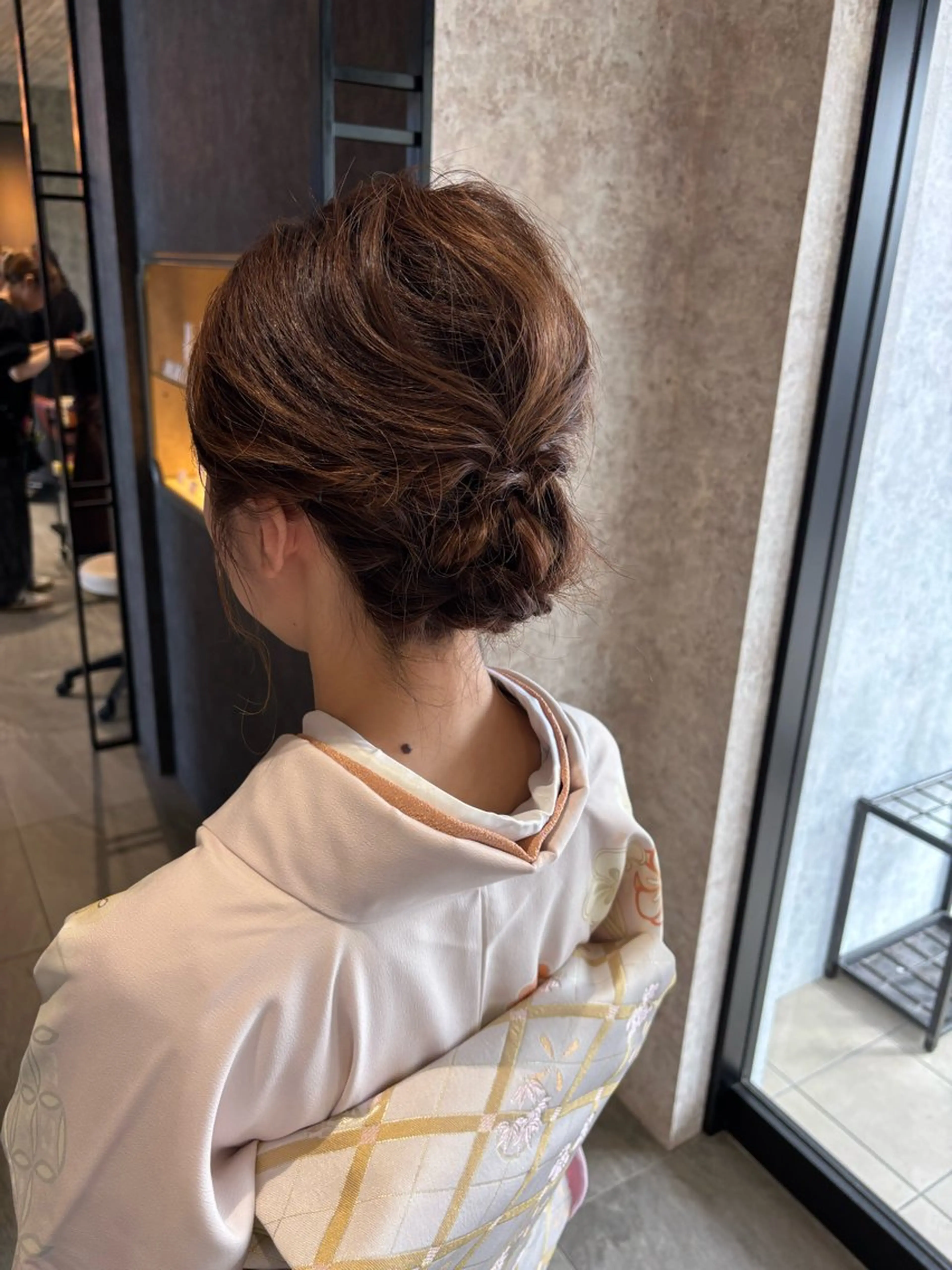 ヘアアレンジ earth ノノカ 柔らかベージュカラーのヘアスタイル