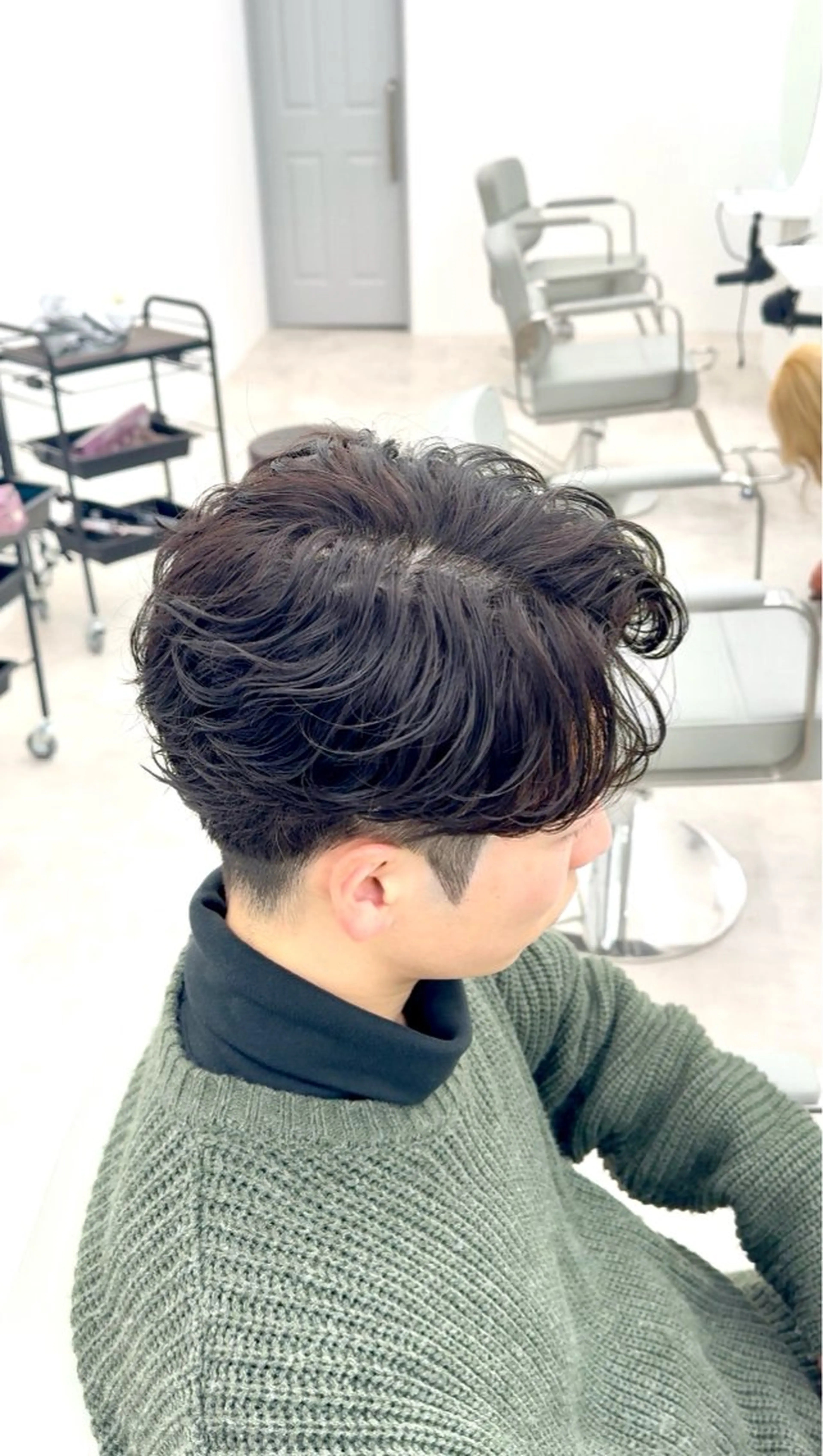 ミディアム パーマ メンズ ミディアムパーマ フェザーパーマ メンズパーマ ニュアンスパーマ カット パーマ トリートメント 渡部 優輝のヘアスタイル