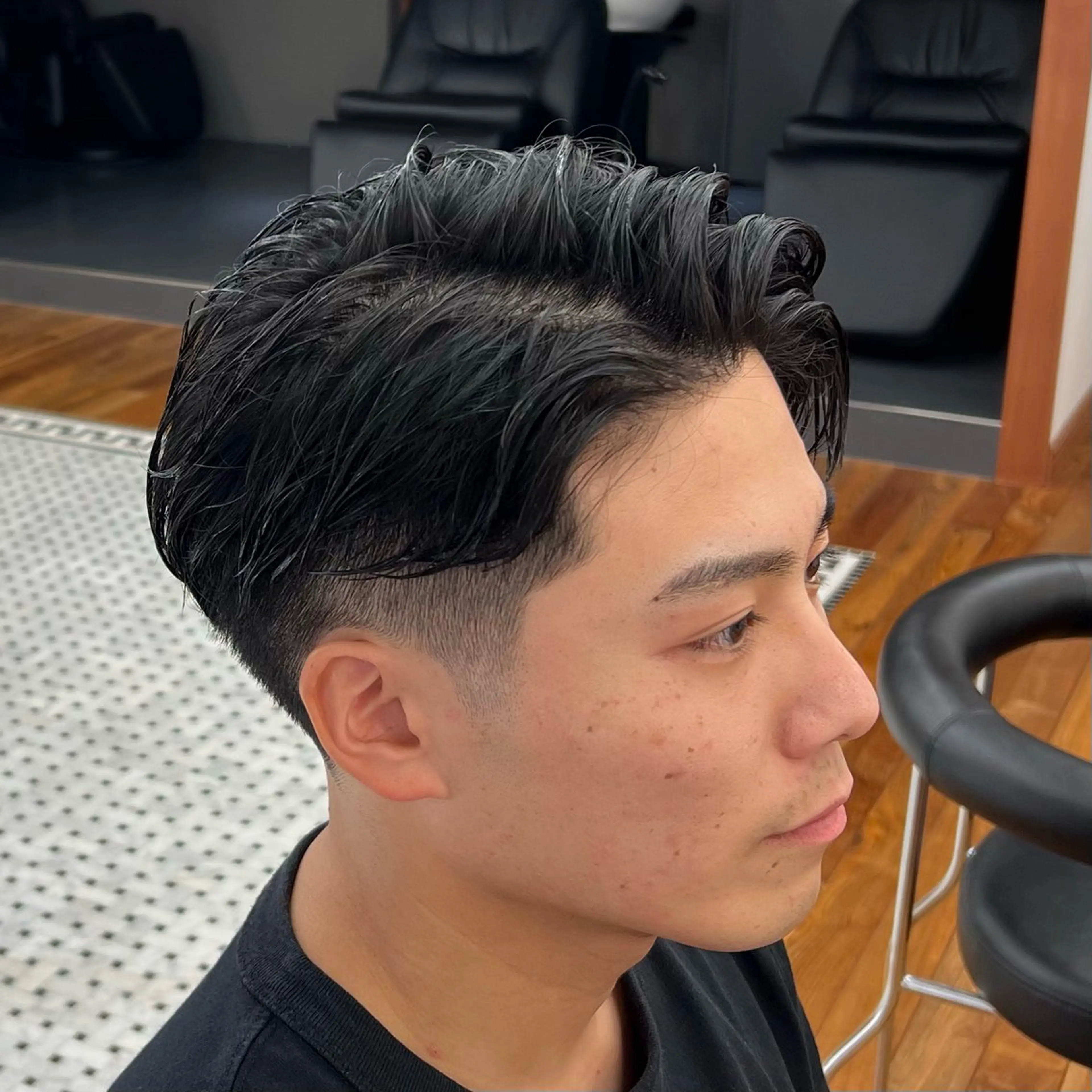 ショート メンズ フェードカット かきあげバング ショートヘア カット メンズカット✂️ スキンフェード伊藤陸のヘアスタイル