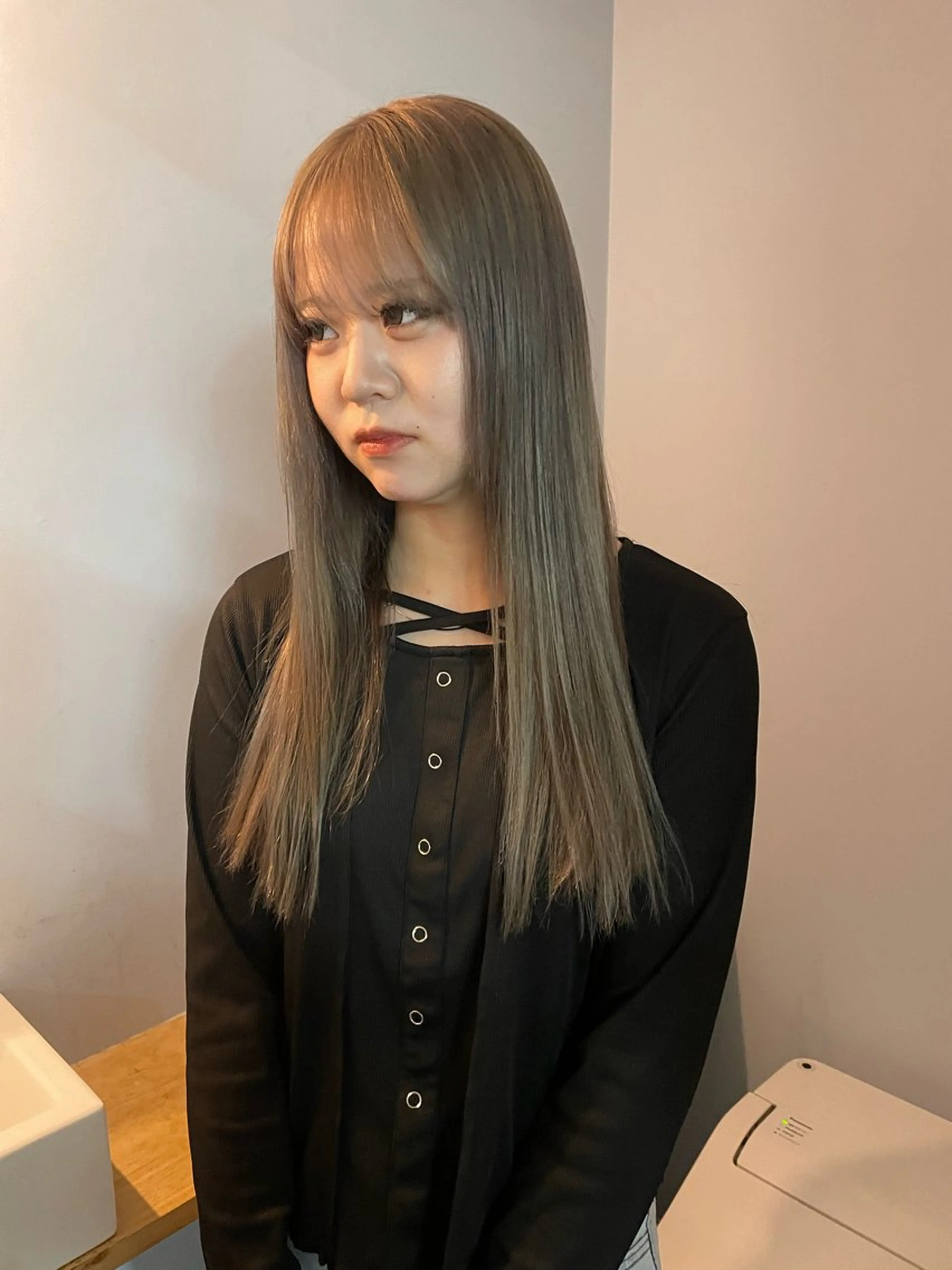 ロング カラー グレージュ シルバー シルバーグレージュ ヘアカラー トリートメント カットモデル/ ハイトーン/ゆうあのヘアスタイル