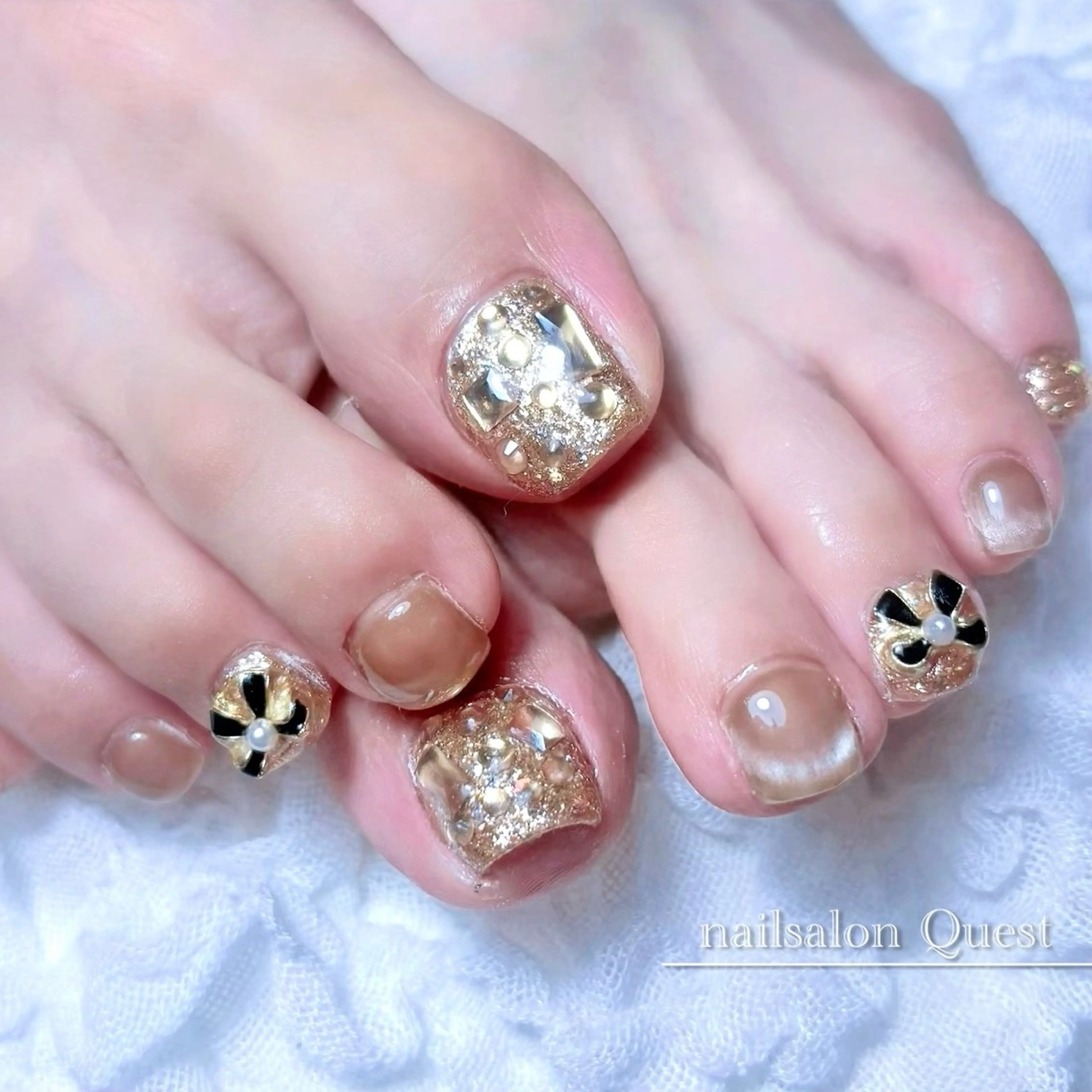 ネイル フットネイル ゴールド キラキラネイル リボン nailsalon Questのネイルデザイン