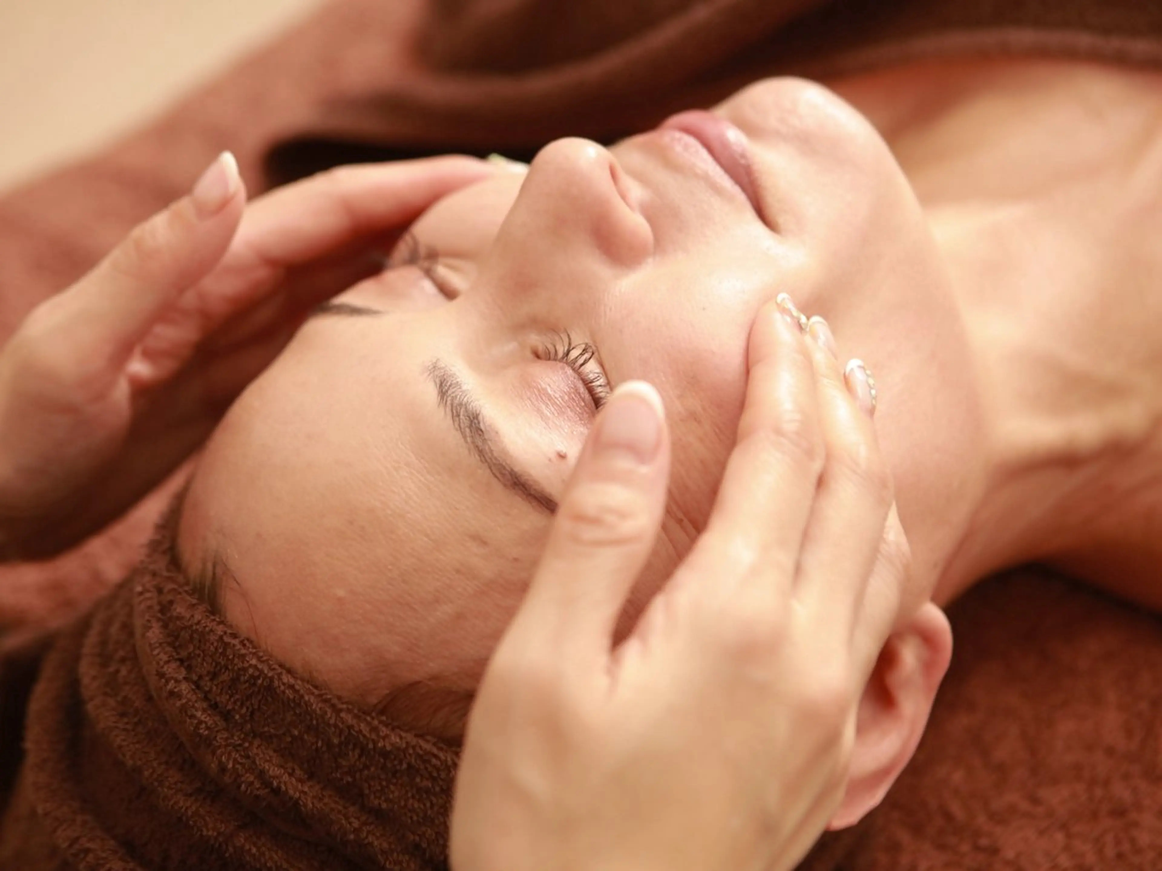 【ニキビ、毛穴ケア、美白効果❣️】高吸収型リポソームビタミンエレクトロポレーション導入デコルテフェイスマッサージ付の写真