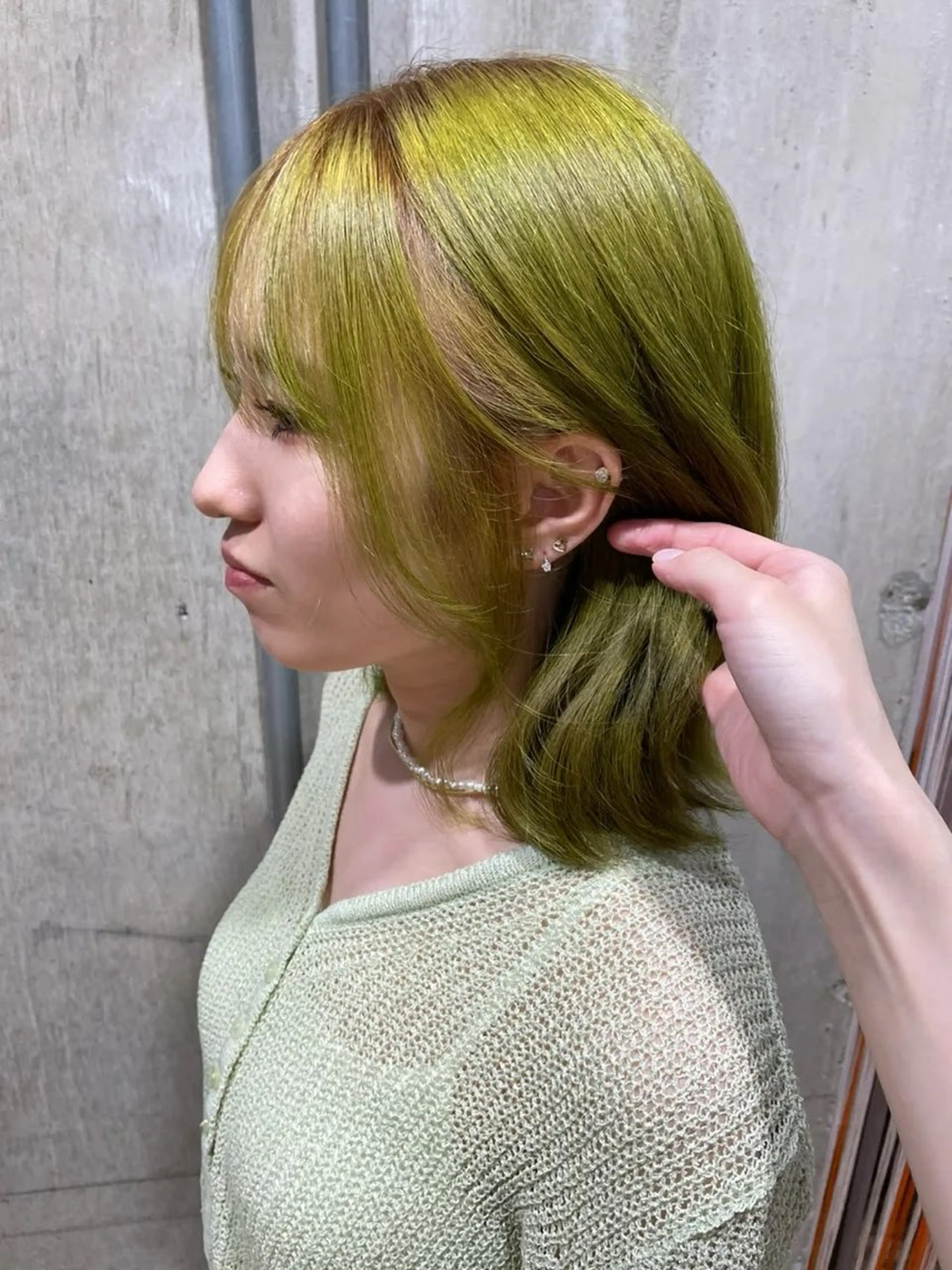 ミディアム カラー ワタナベ アオイのヘアスタイル