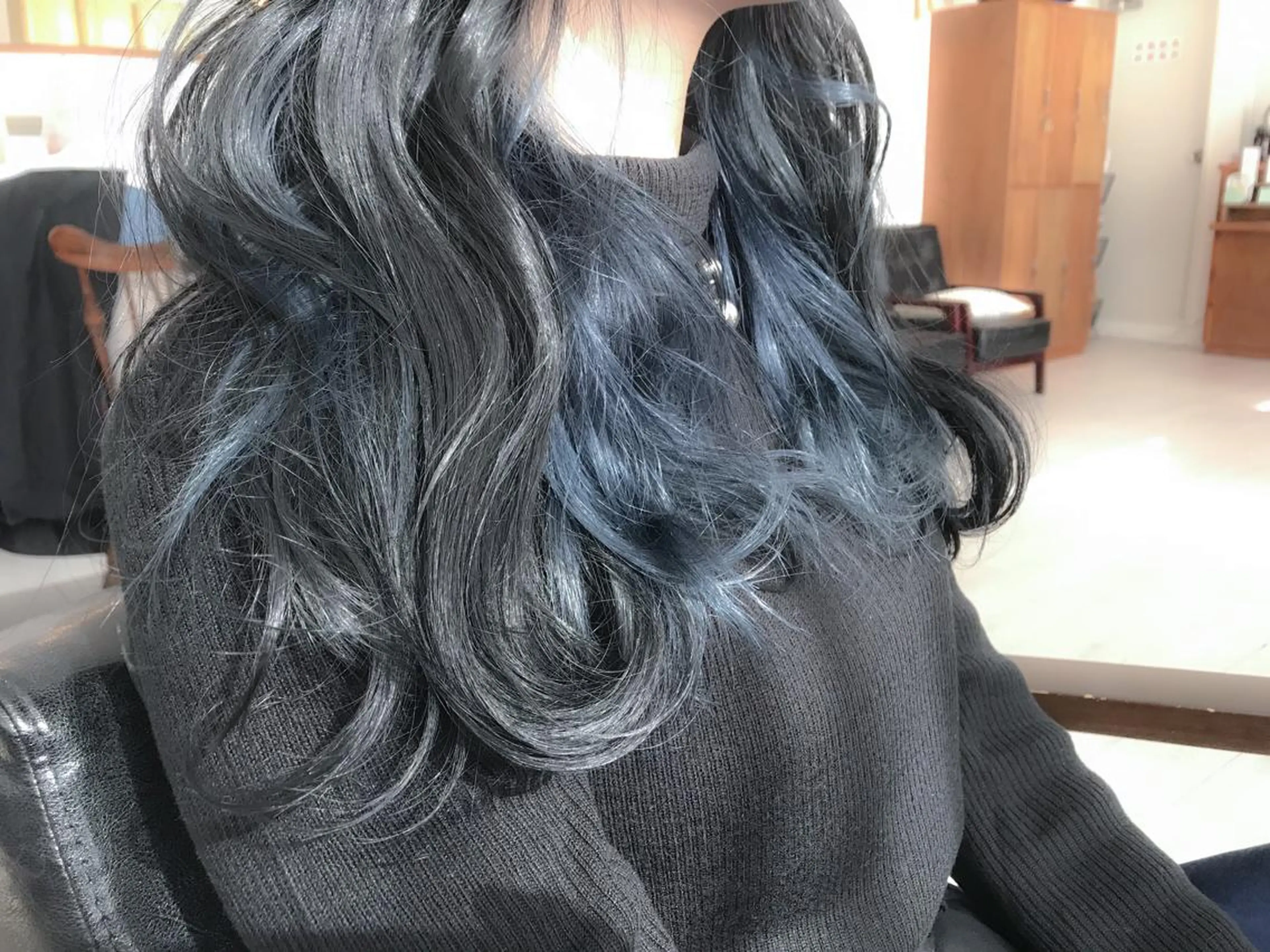 ミディアム カラー 黒髪 ブルーカラー ブルーブラック カット ヘアカラー BOX mico.のヘアスタイル