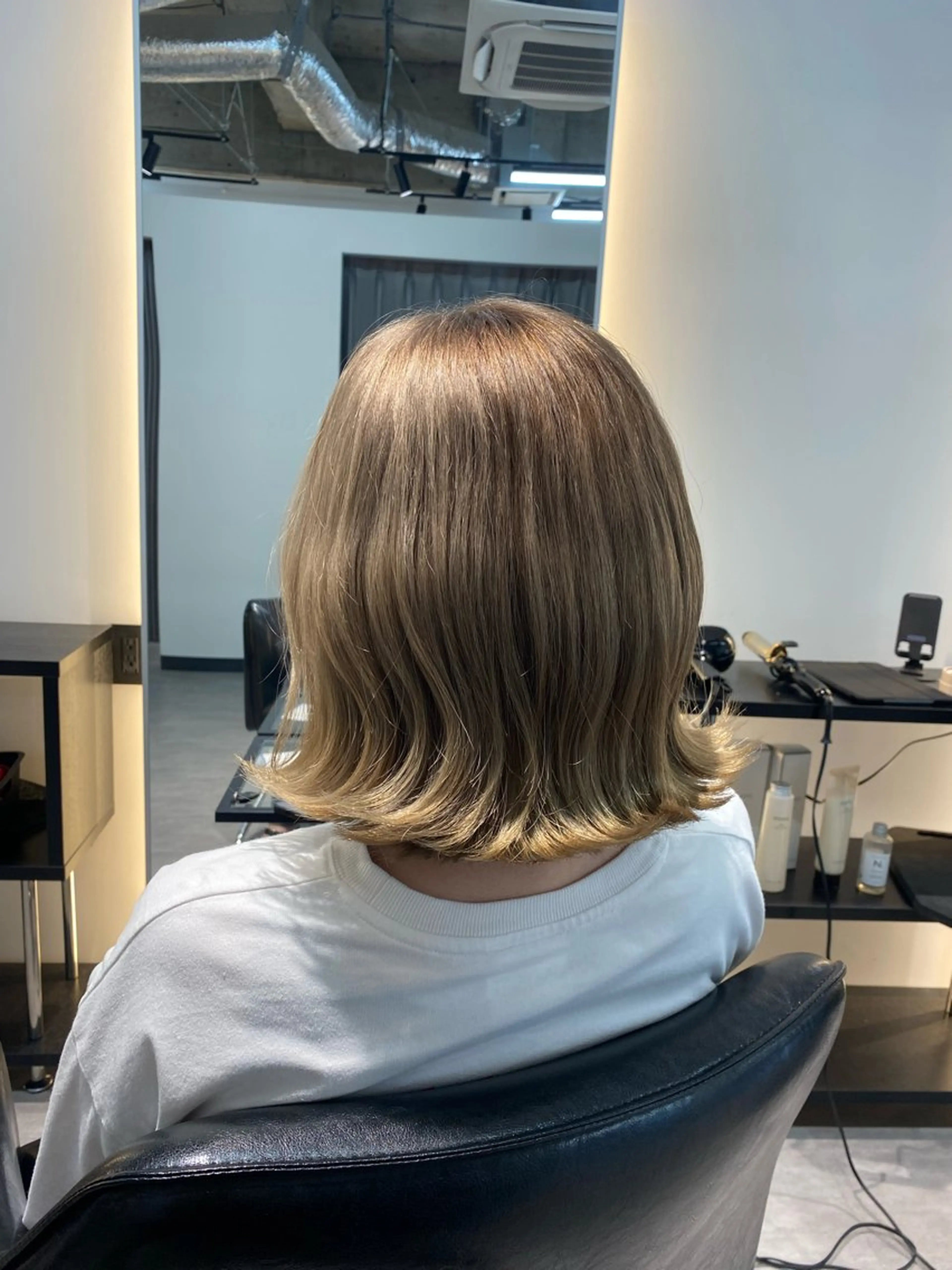 ショート カラー ベージュカラー ブリーチ オリーブベージュ 橋本 彩のヘアスタイル