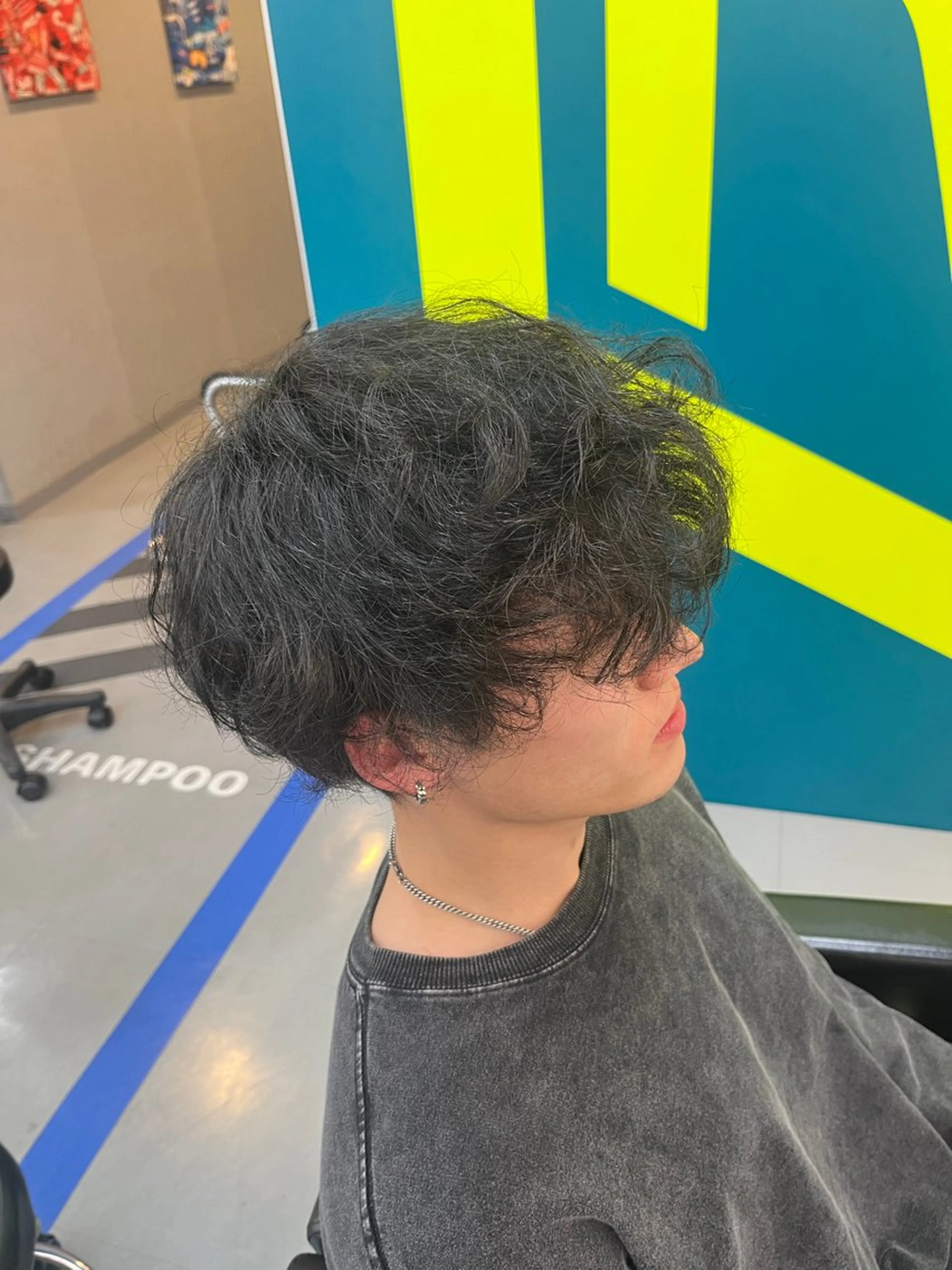 メンズ DAZZLE hair RUSH所属・松井陸 メンズ美容師／波巻きのヘアスタイル