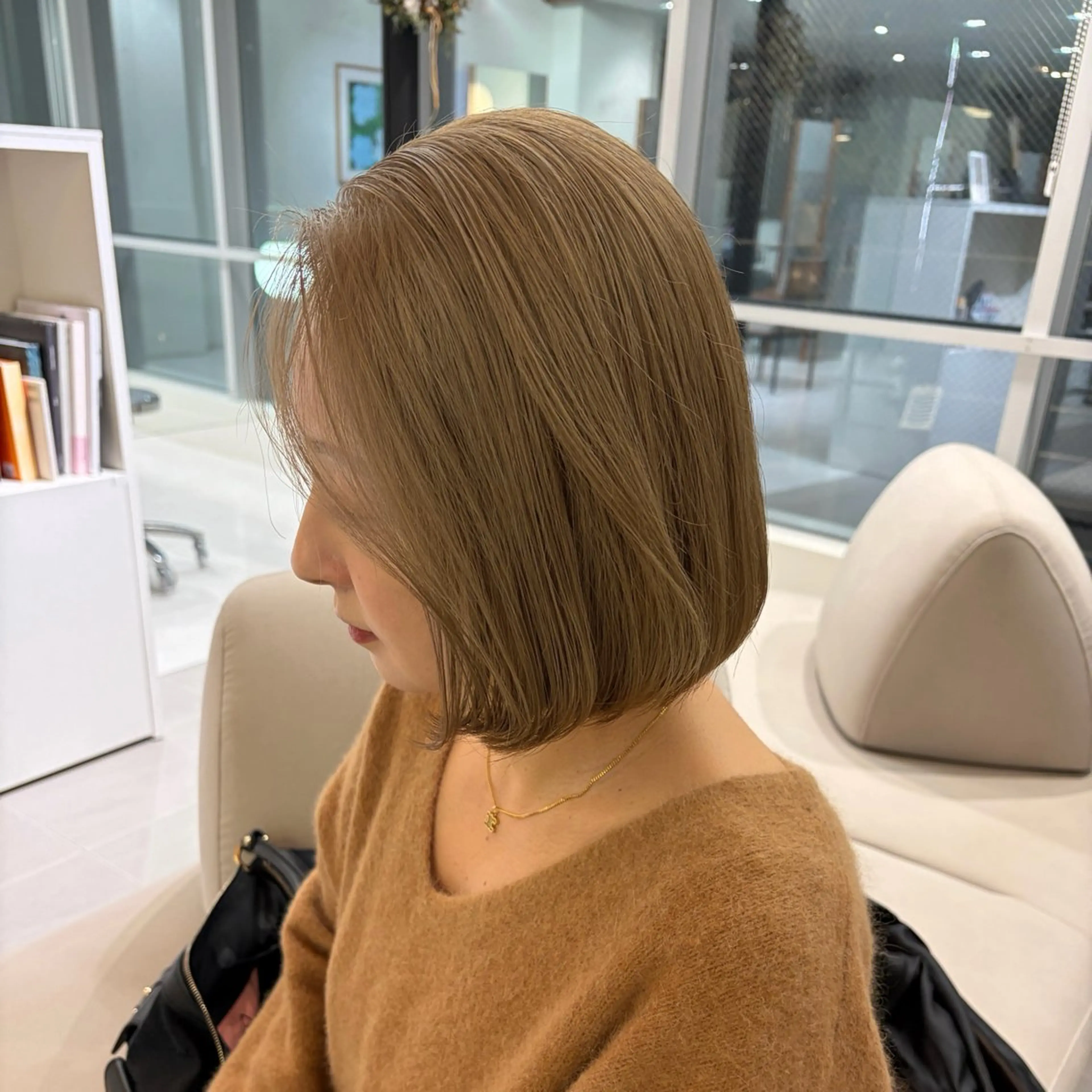 ショート カラー ベージュカラー ブリーチ 透明感カラー ダブルカラー ミルクティーベージュ ヘアカラー トリートメント 高発色ブリーチ/ ハイレイヤー🪽aiのヘアスタイル