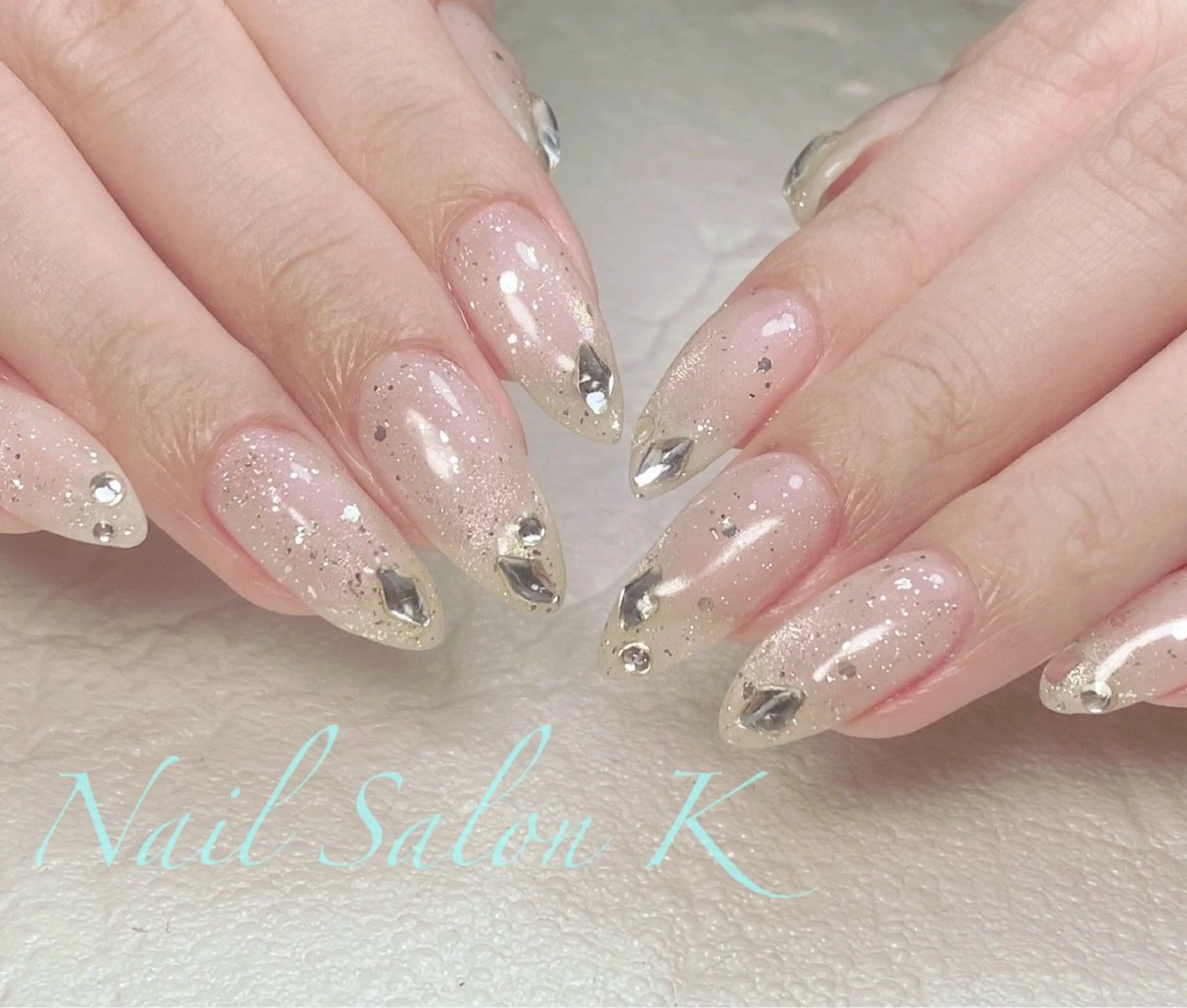 ネイル フラッシュネイル マグネットネイル ストーンネイル ホワイト ハンドネイル Nail Salon K 🧸美爪育成のネイルデザイン