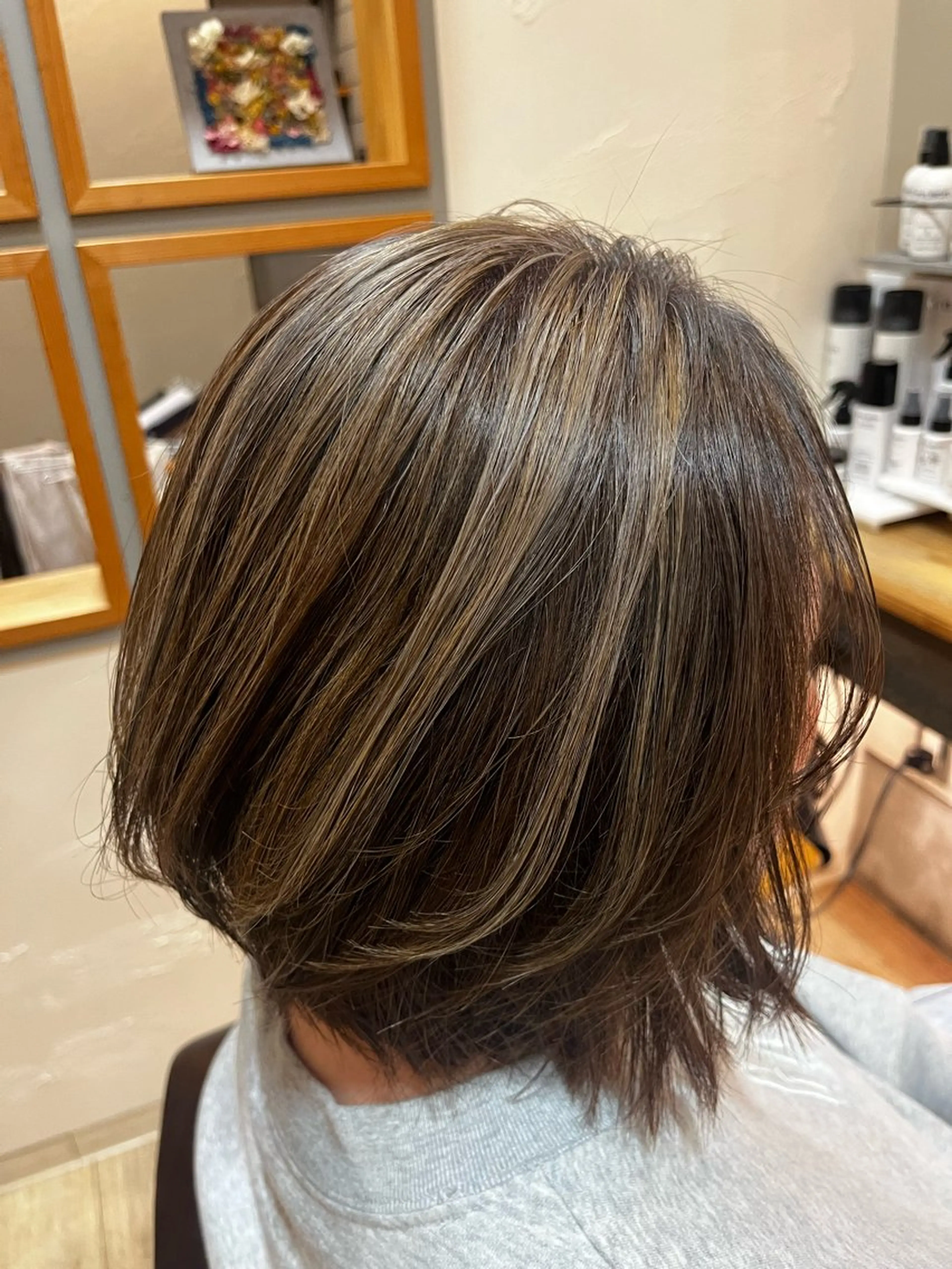 ミディアム カラー グレージュ ハイライトカラー ボブ ハイライト ヘアカラー ハラちゃんカット✂︎ 透明感🩵ケアカラーのヘアスタイル