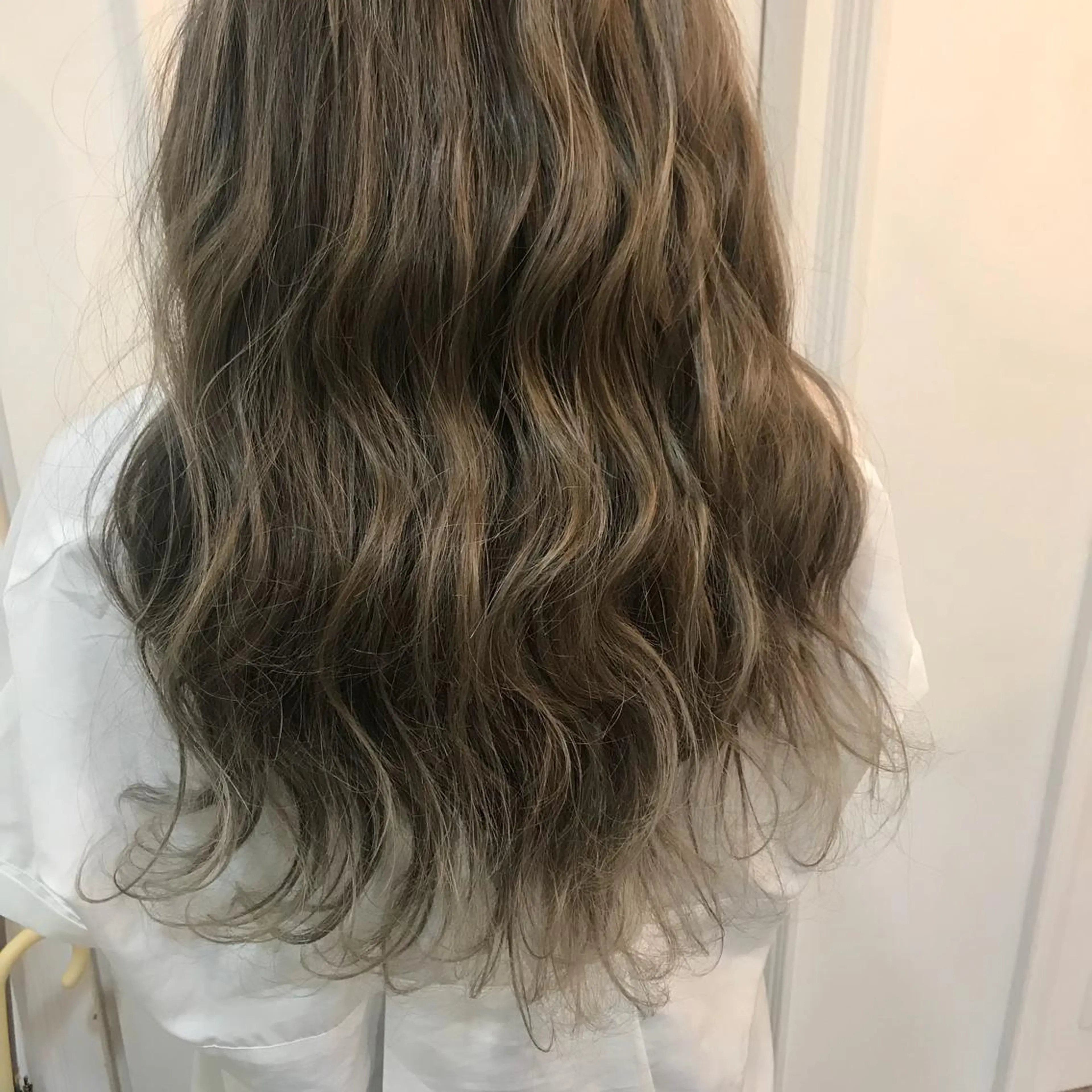 ロング カラー SHIN/レイヤー カット×クロスパーマのヘアスタイル