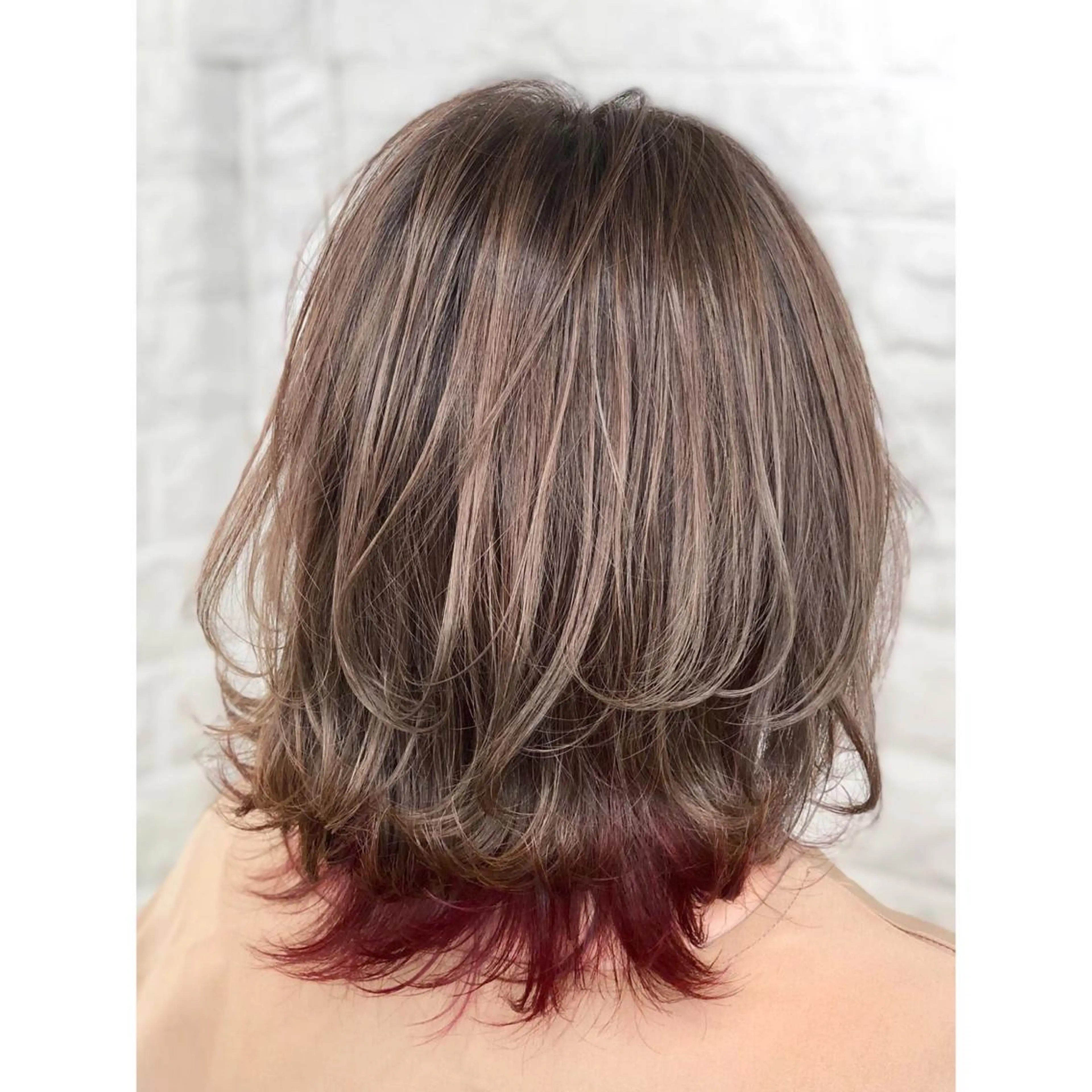 ミディアム カラー グレージュ ハイライトカラー インナーカラー ハイライト KIZU 髪質改善 オカルト怪談のヘアスタイル