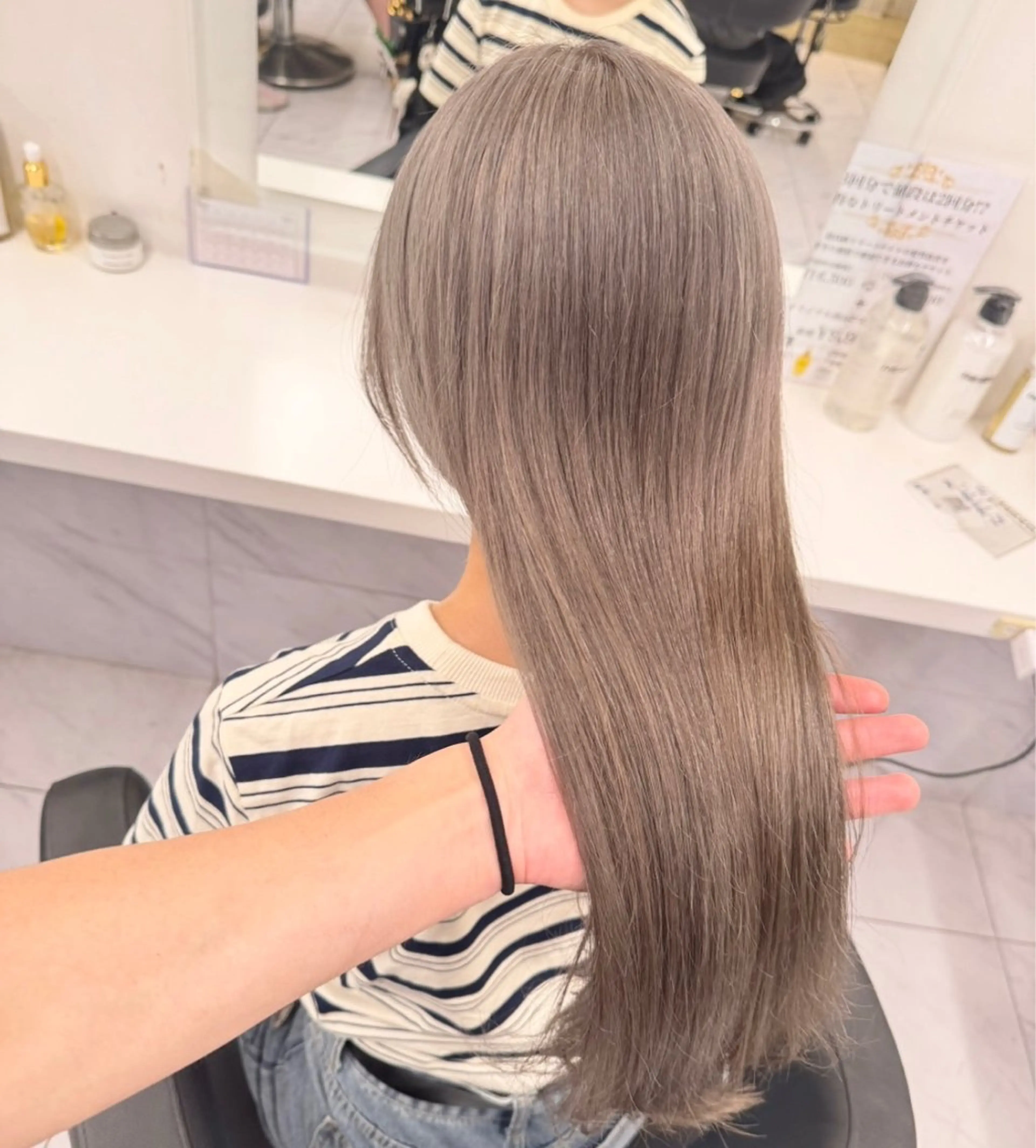 セミロング カラー ヘアアレンジ ベージュカラー 黒髪 ブリーチ ブルーカラー ブルーブラック ヘアカラー パーマ トリートメント ヘッドスパ ヘアセット 艶カラー の達人のヘアスタイル