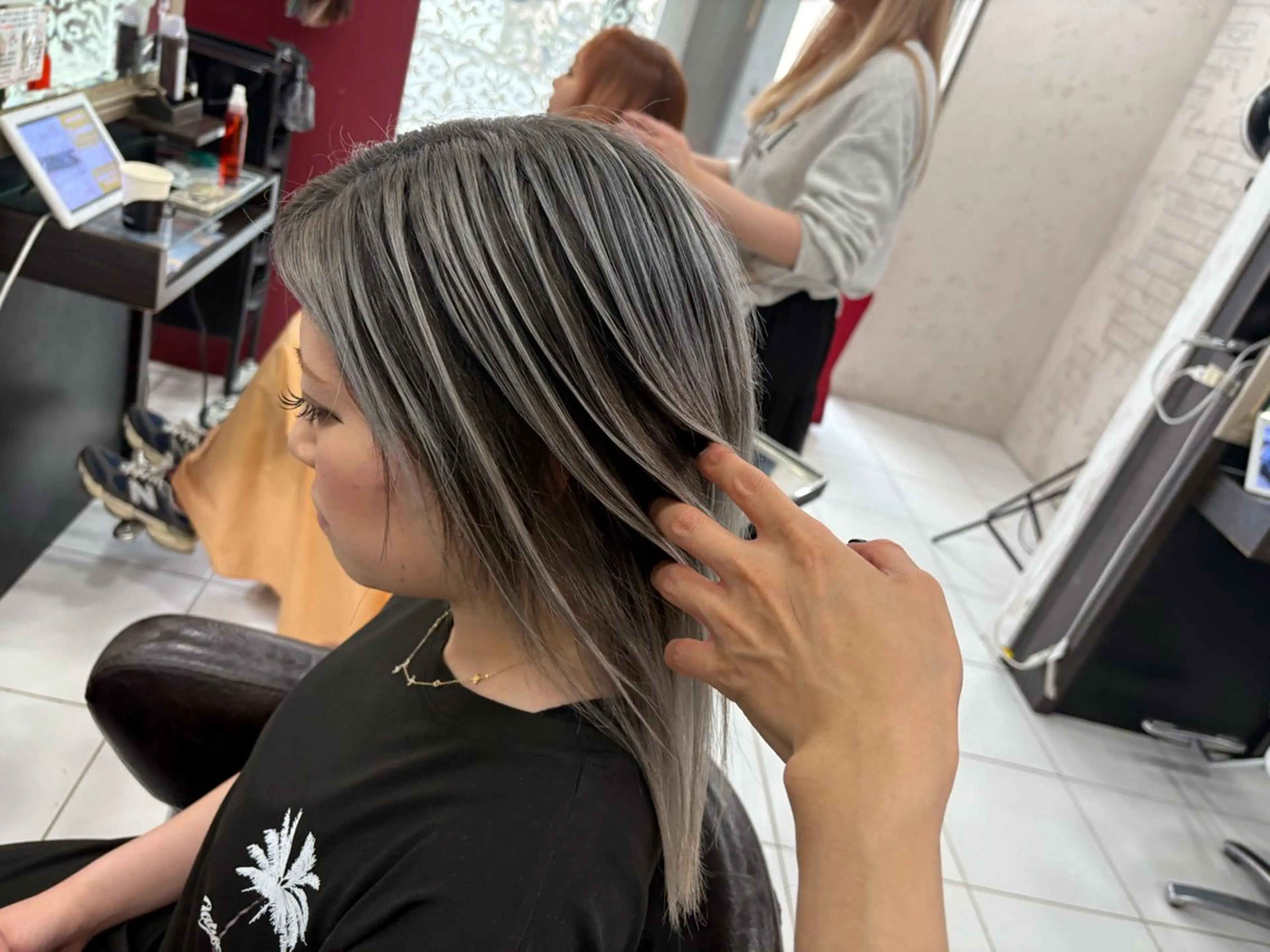 ミディアム レイヤーカット ヘアカラー トリートメント ホワイト/店長/カラ ー講師/錦糸町/岩崎のヘアスタイル