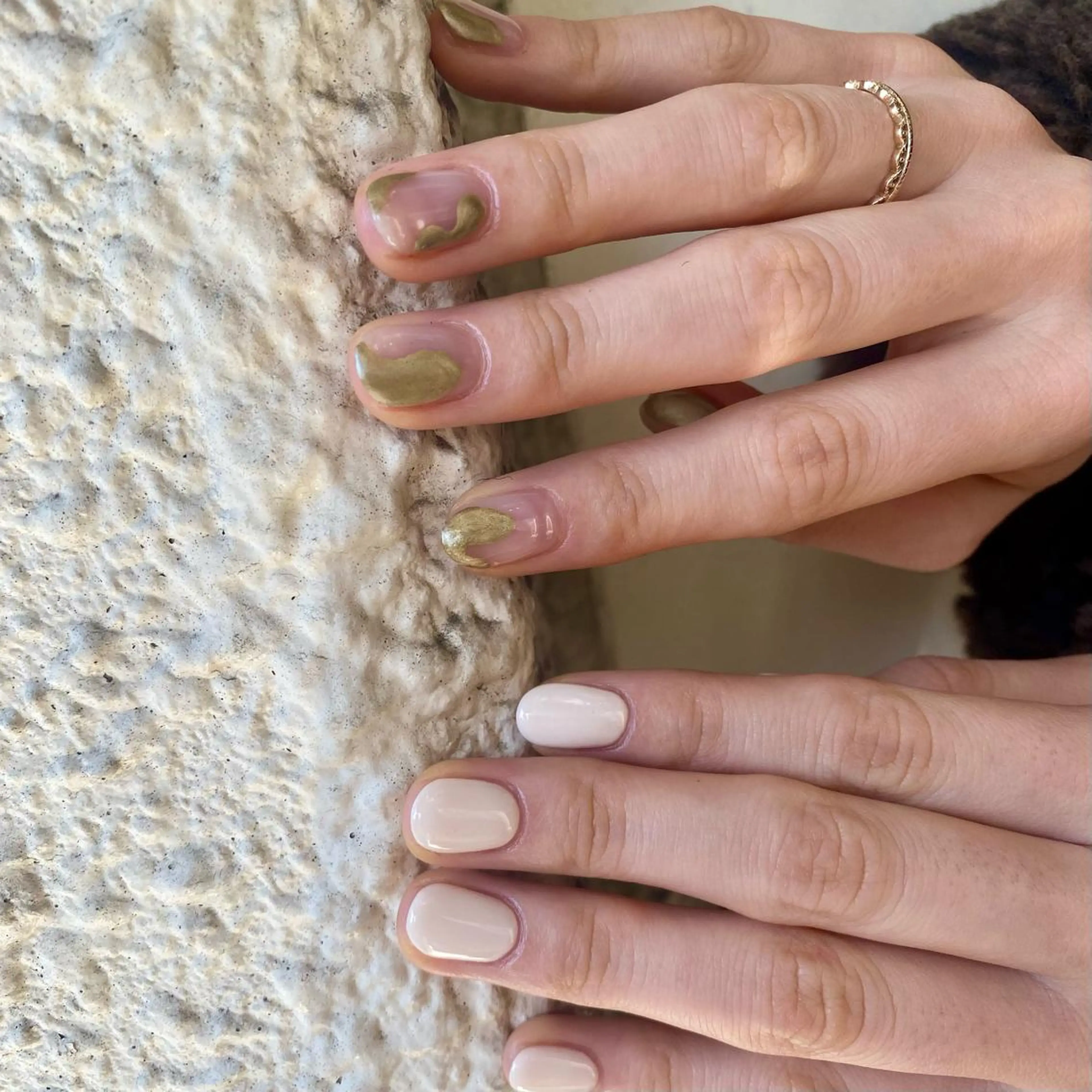 ネイル ゴールド マットネイル ワンカラーネイル ハンドネイル nable.所属・栗林 実莉のネイルデザイン