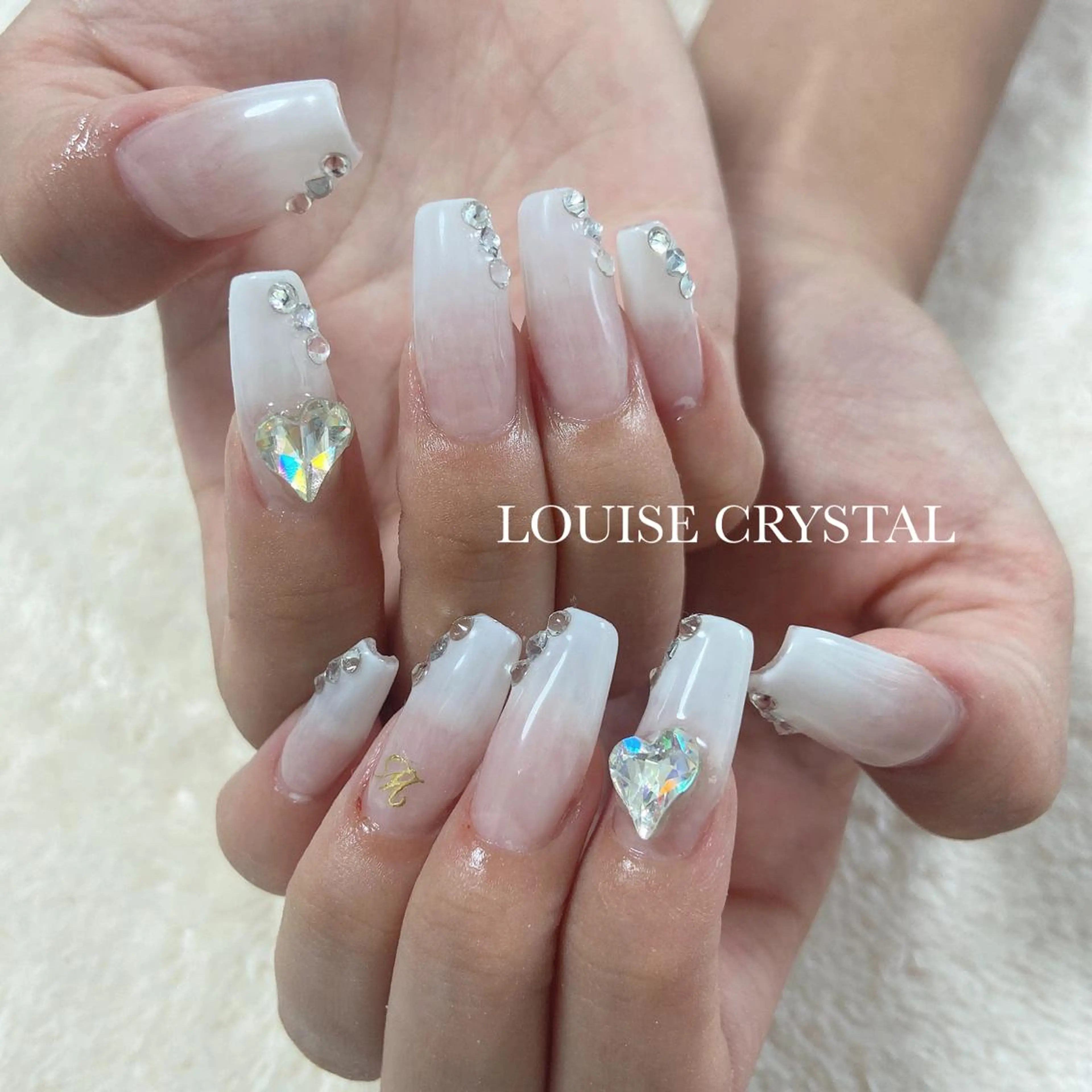 ネイル グラデーション ハンドネイル LOUISE CRYSTALのネイルデザイン