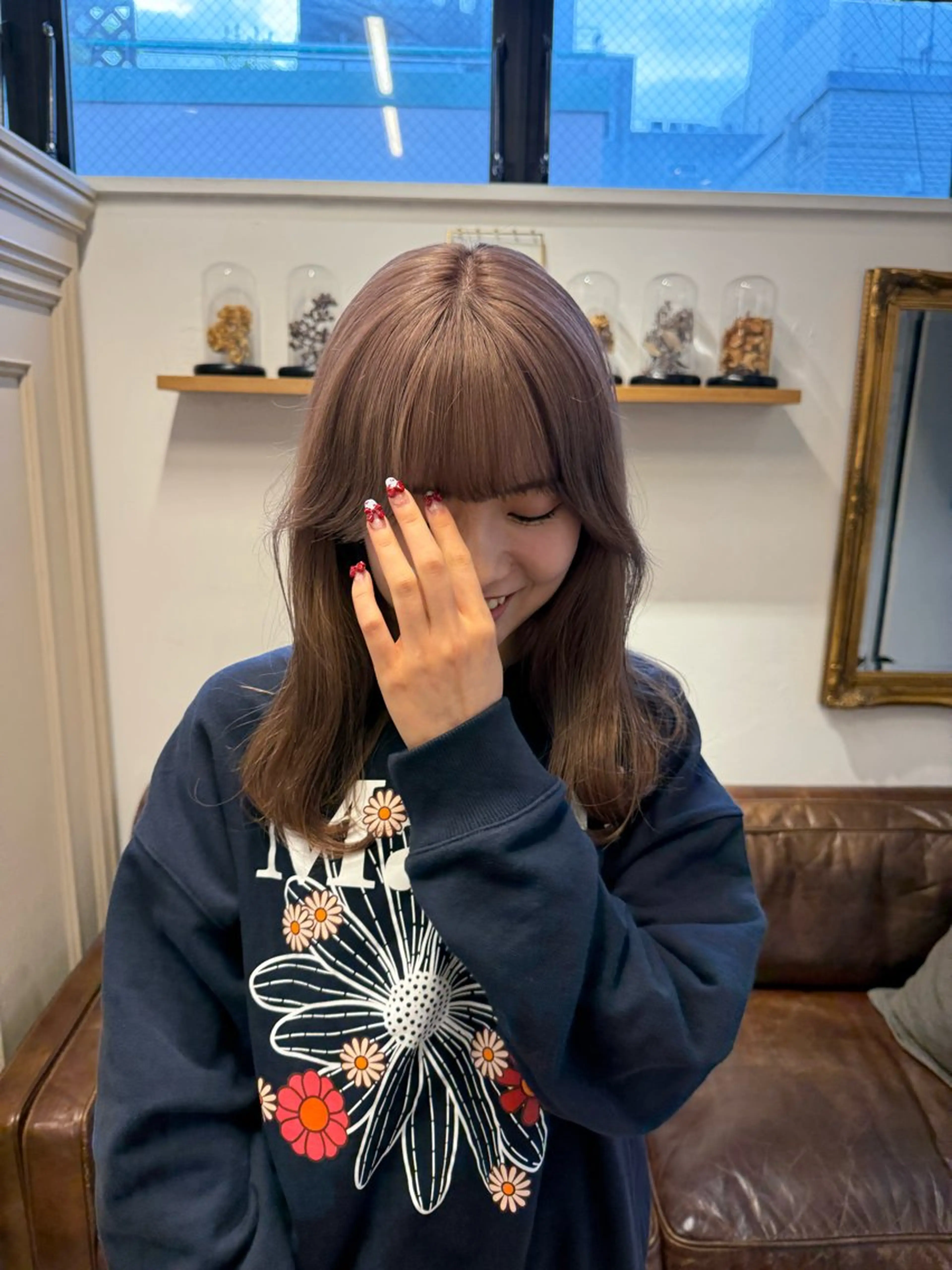 セミロング カラー ミルクティー× グレージュMOMOのヘアスタイル