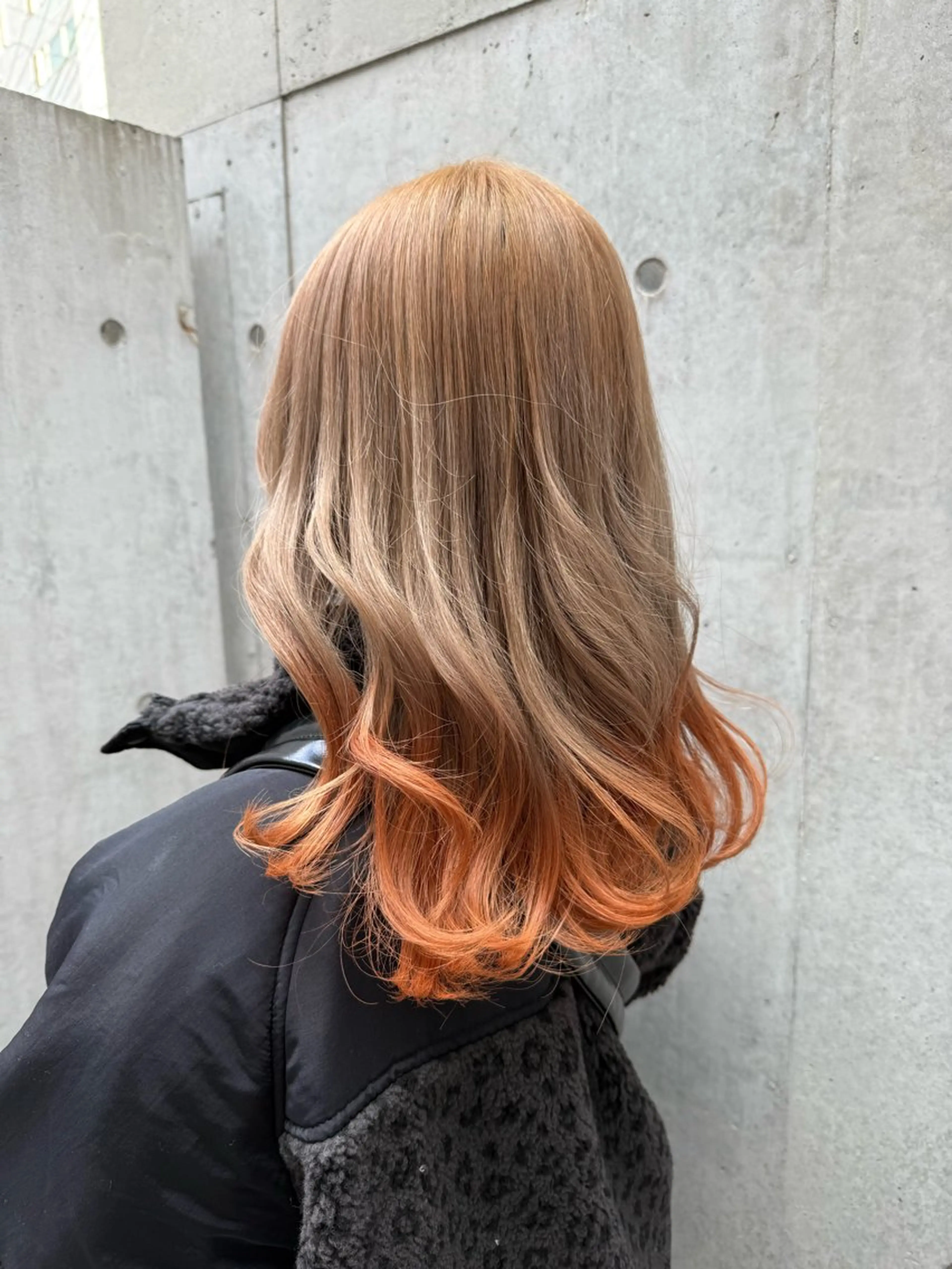 ミディアム カラー ベージュカラー グラデーションカラー オレンジ 🍇おぐら めぐみ🍇のヘアスタイル