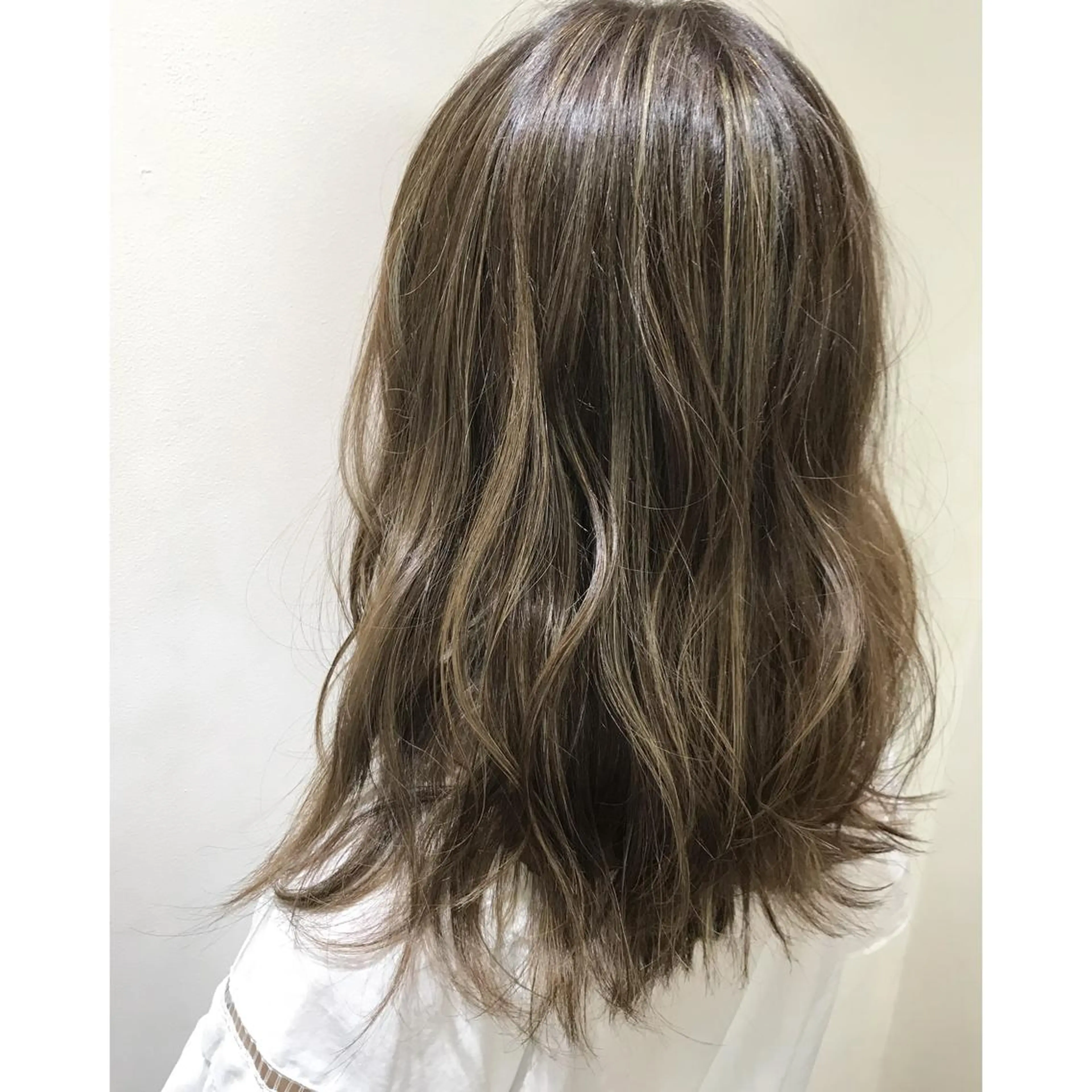 セミロング カラー アディクシーカラー ブリーチ ハイライトカラー ハイライト トリートメント 坂西 春果のマツエク・マツパデザイン