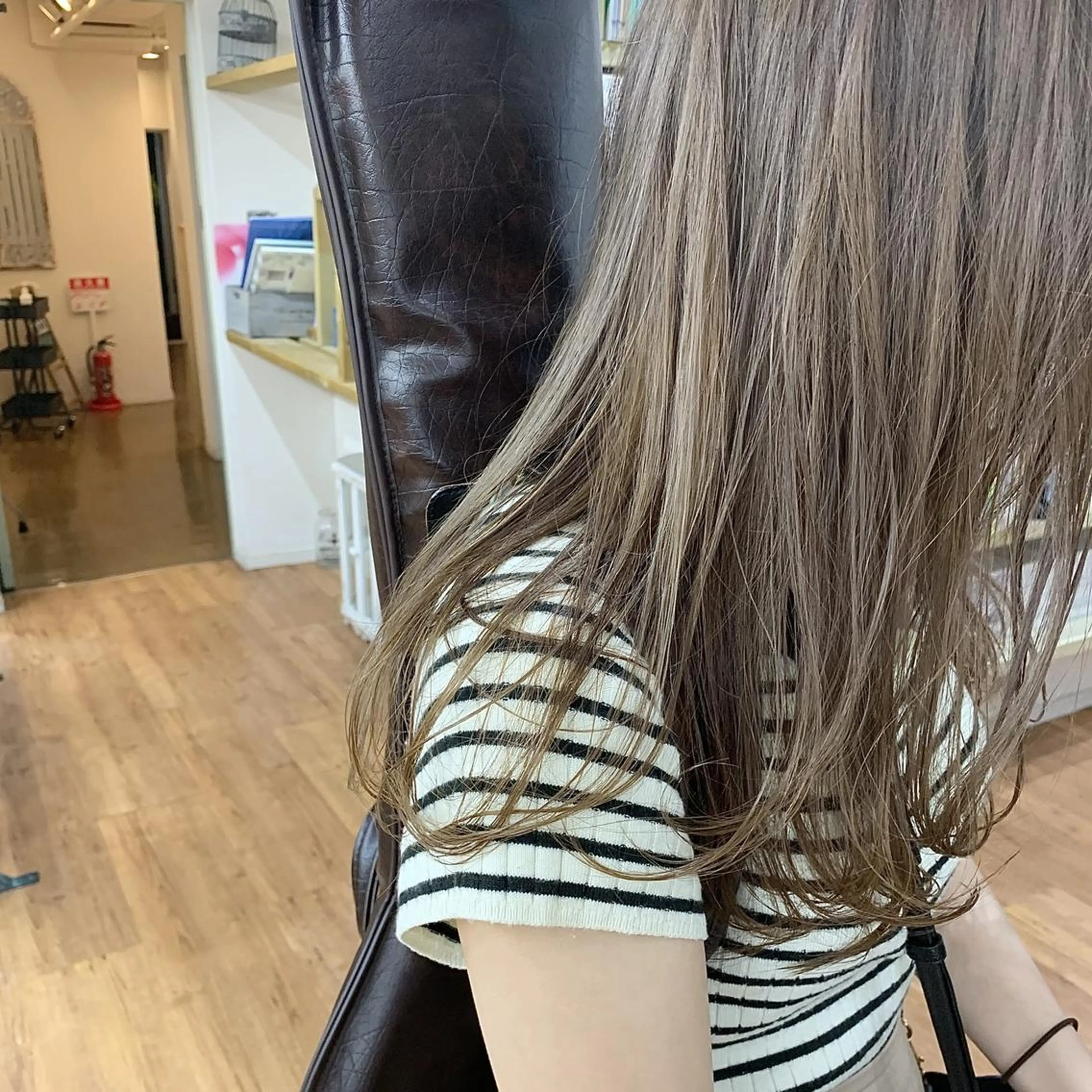 セミロング カラー ベージュカラー ブリーチ 🌱小顔魅せカット 透明感カラー/泉綺のヘアスタイル