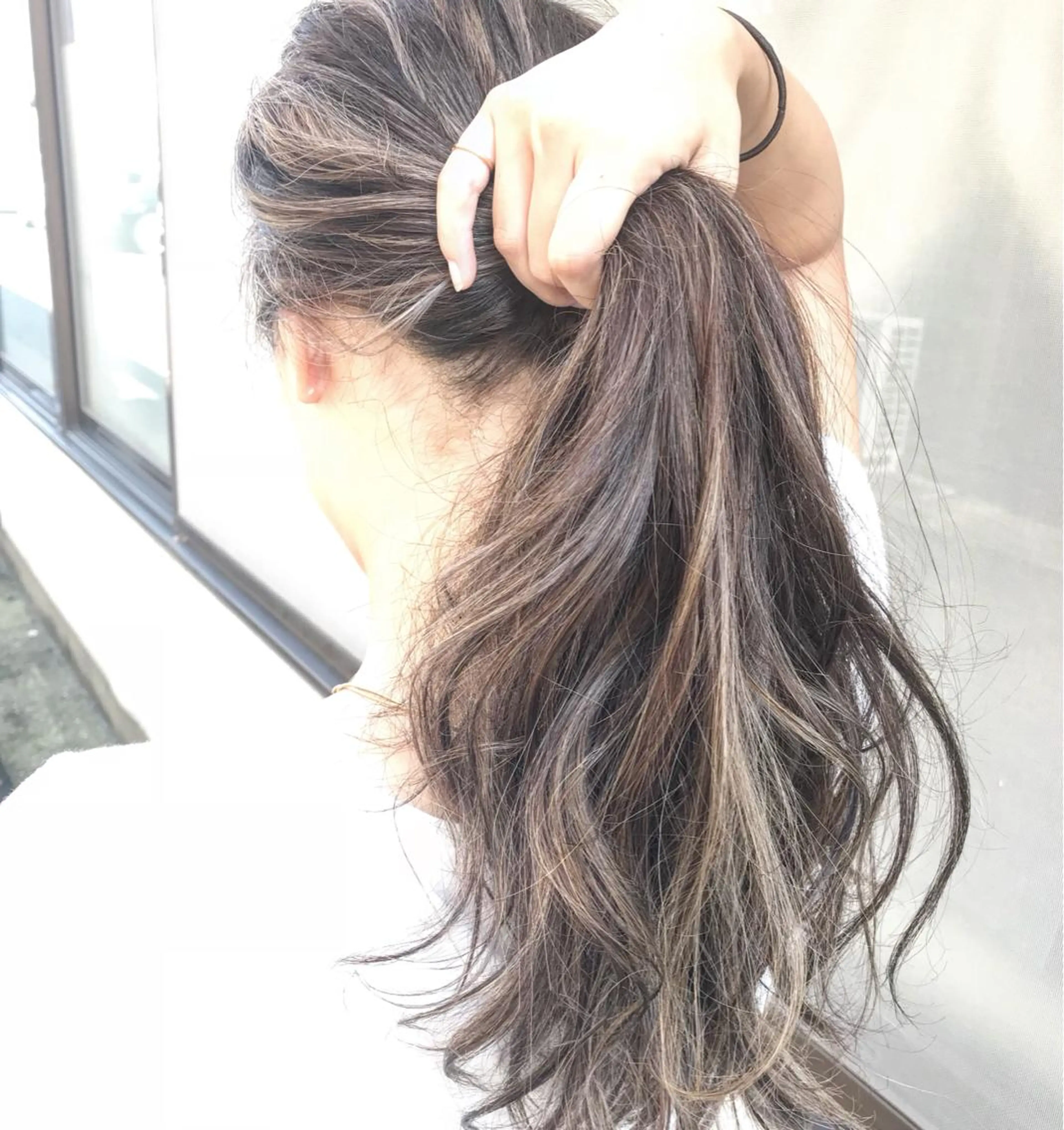 セミロング カラー パーマ ヘアアレンジ 切りっぱなしボブ バレイヤージュ ブリーチ グラデーションカラー ハイライトカラー Mariana/ 鶴原-ハイライトのヘアスタイル