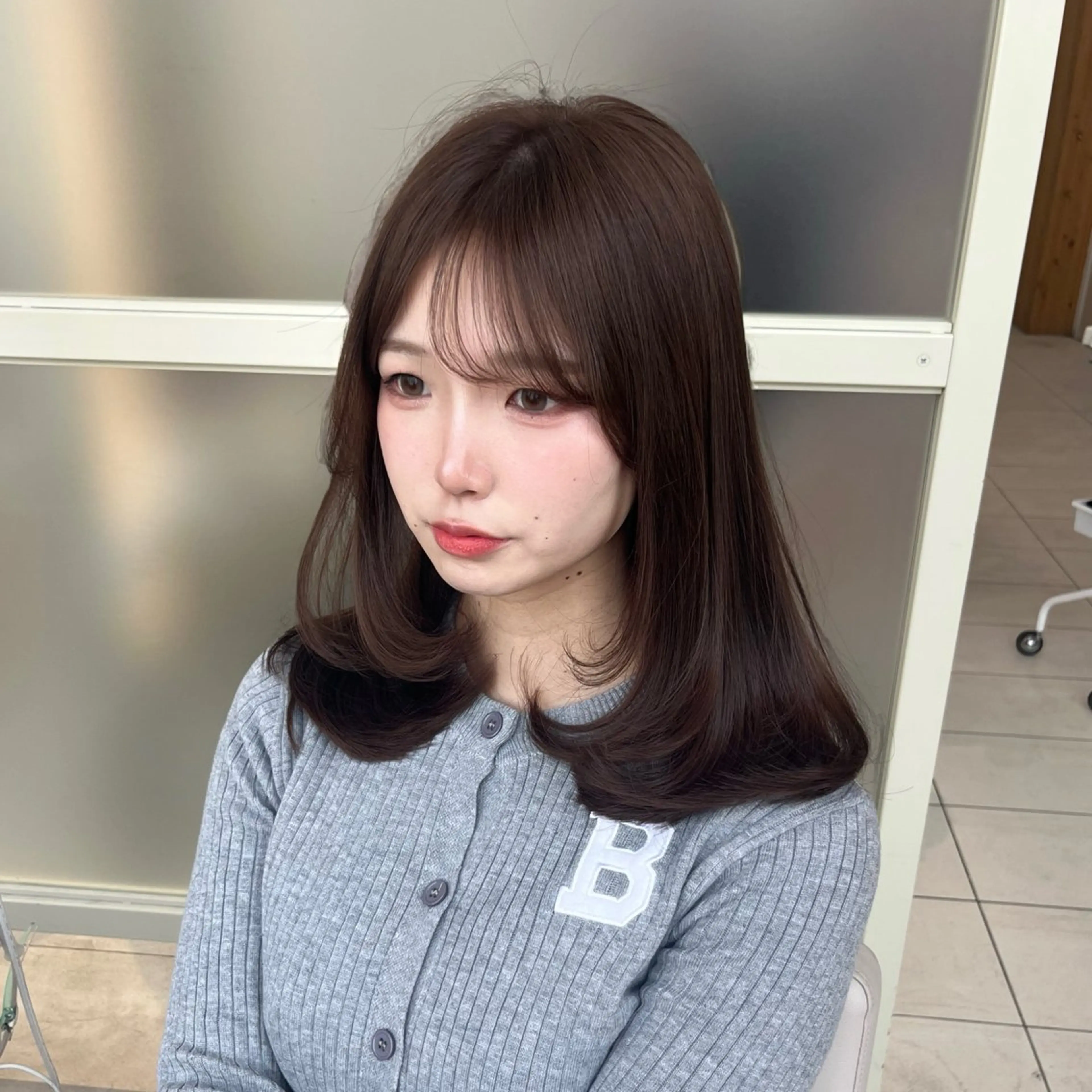 セミロング カラー 似合わせレイヤー 透明感カラーのヘアスタイル