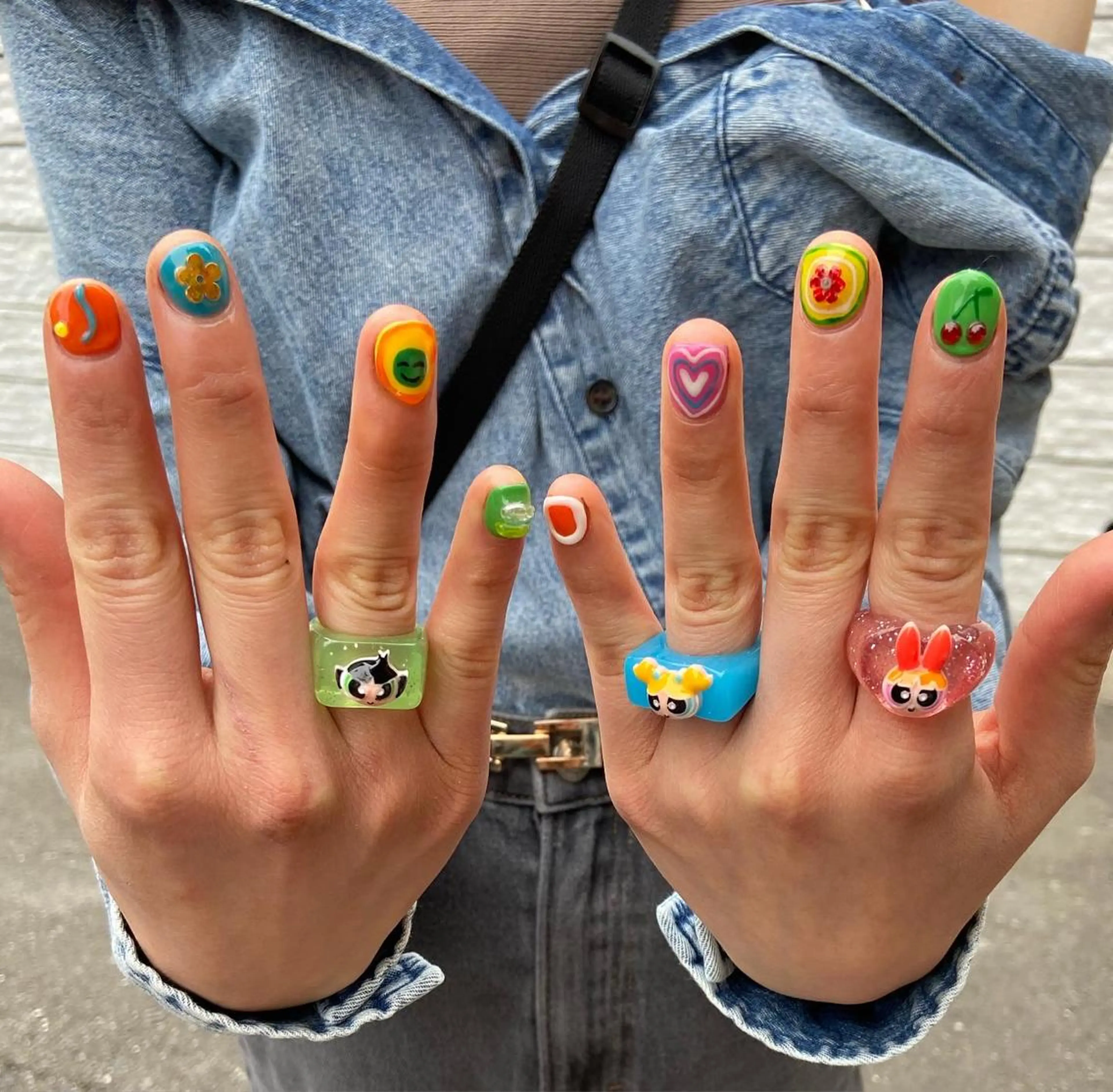 ネイル アートネイル フラワーネイル 赤色 ショートネイル . unffのネイルデザイン