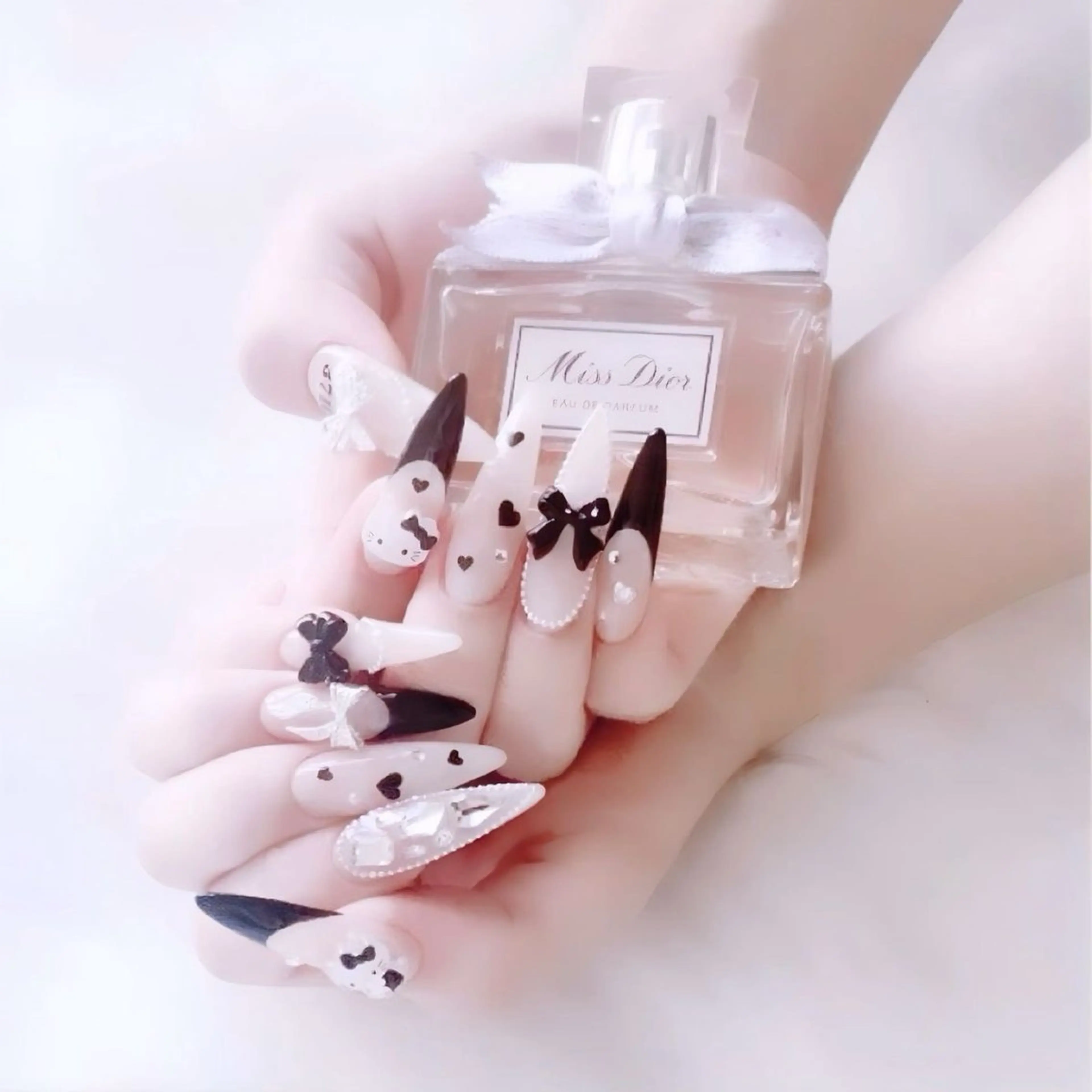 ネイル マグネットネイル ピンク ネイルチップ 冬ネイル クリスマス ハンドネイル Lee Nailsのネイルデザイン