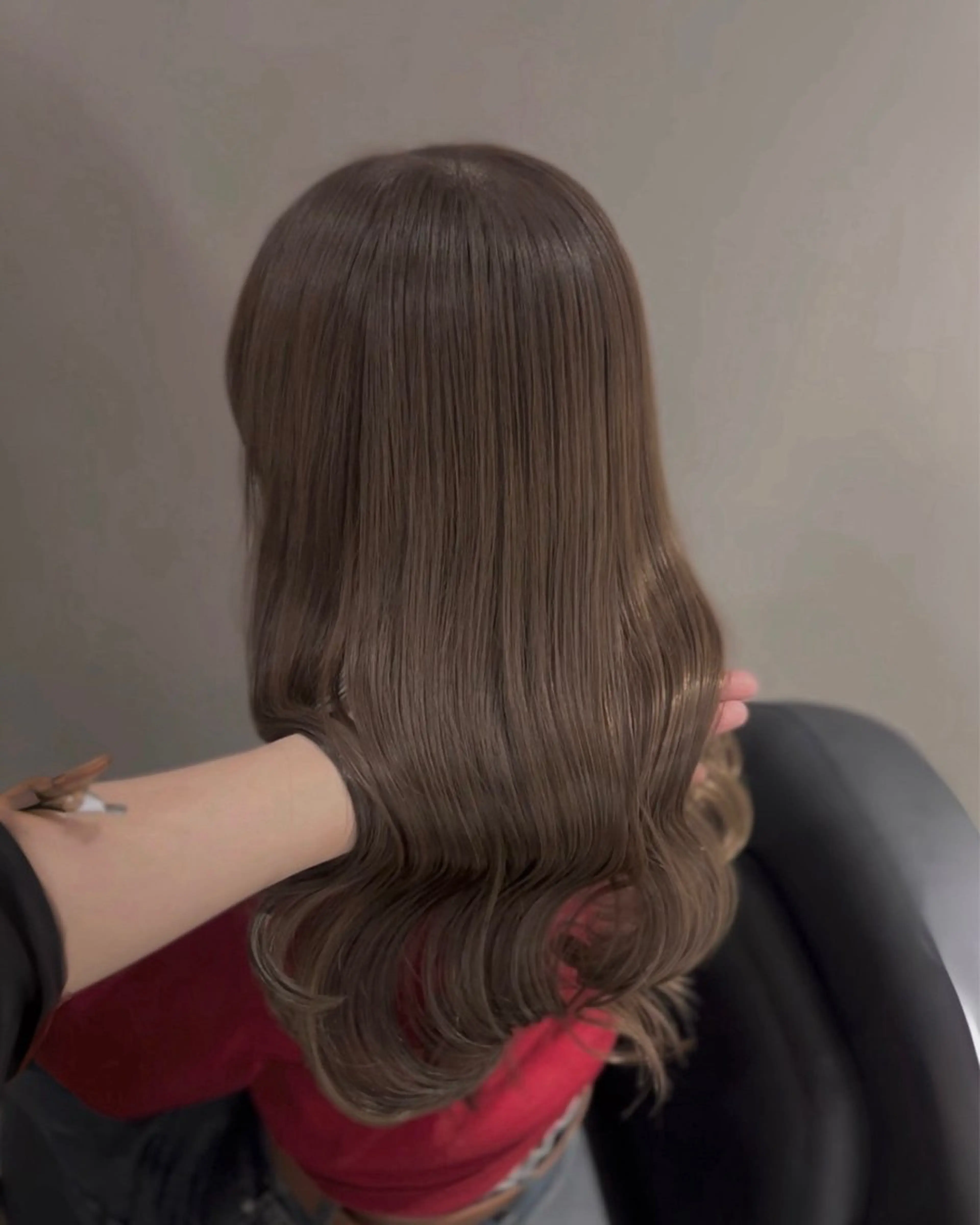 ロング カラー パーマ アッシュ アッシュグレー アッシュグレージュ ベージュカラー ブリーチ カット ヘアカラー トリートメント ブリーチなし/ ベージュ/akiraのヘアスタイル