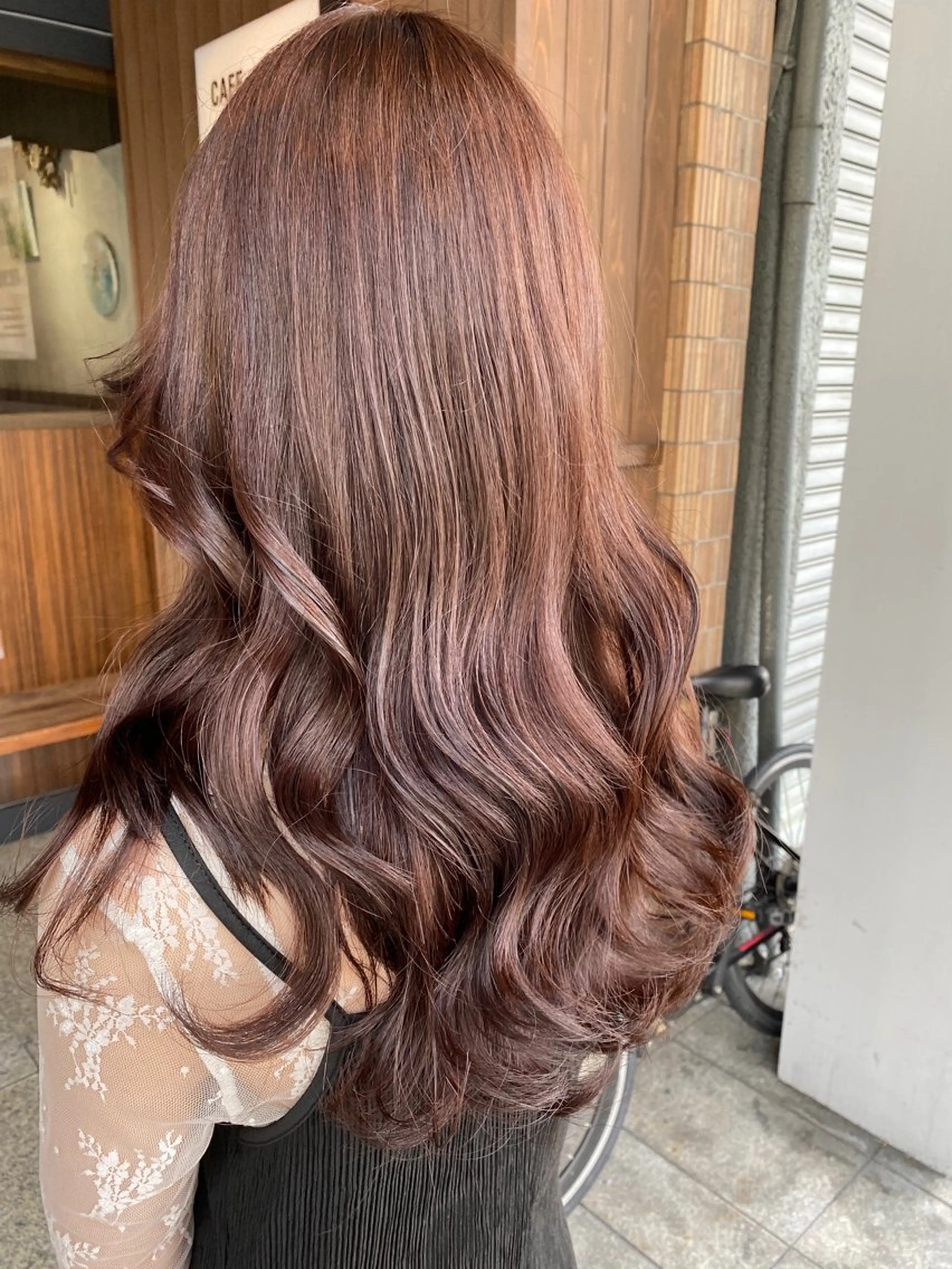 カラー ブラウンカラー ピンクカラー CAFE  and  HAIR  SALON  re:verb所属・今枝莉菜 上品なツヤカラーのヘアスタイル