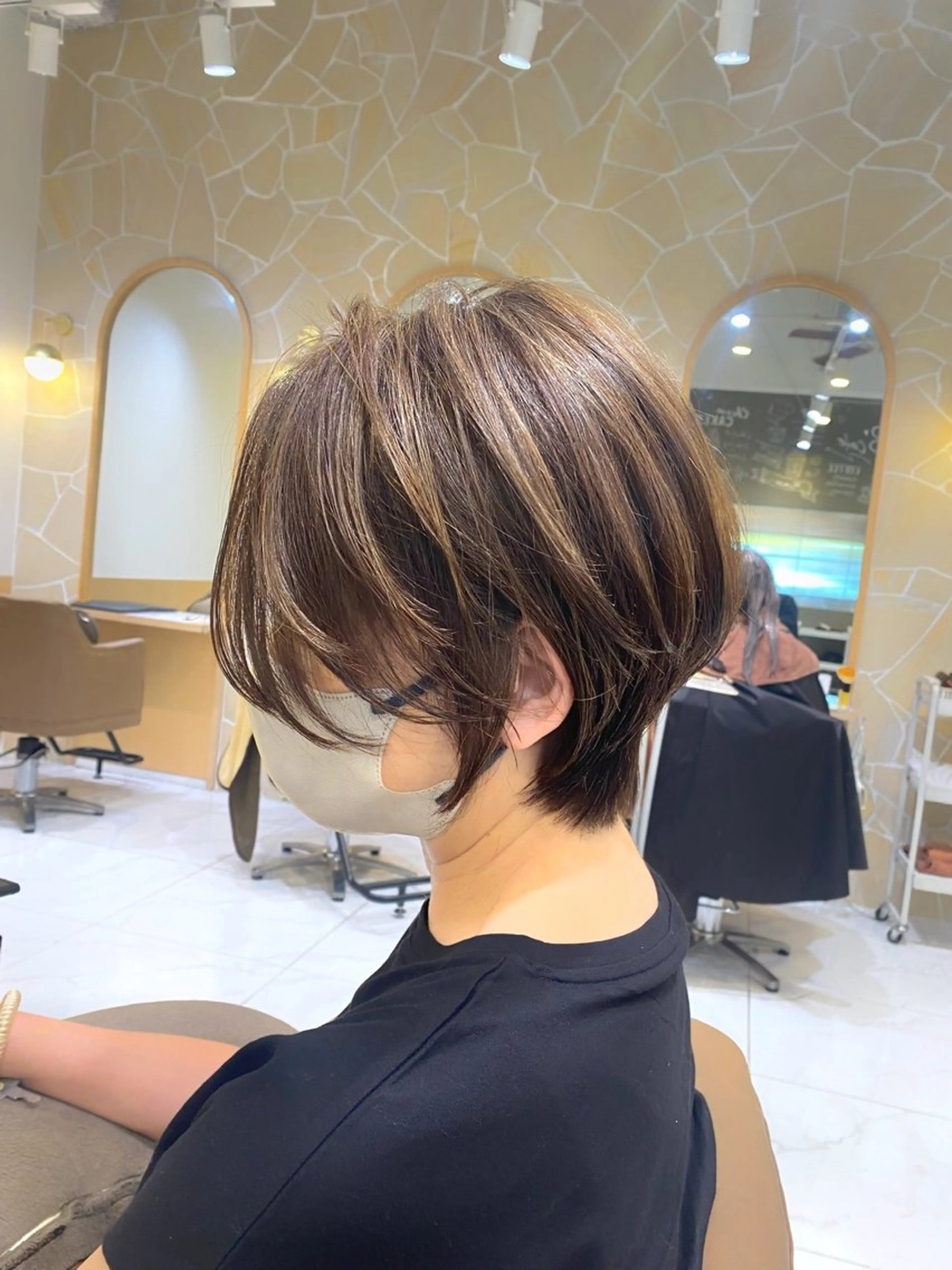 ショート カラー 透明感カラー ハイライトカラー ハイライト カット ヘアカラー トリートメント 坂井 茅聖のヘアスタイル