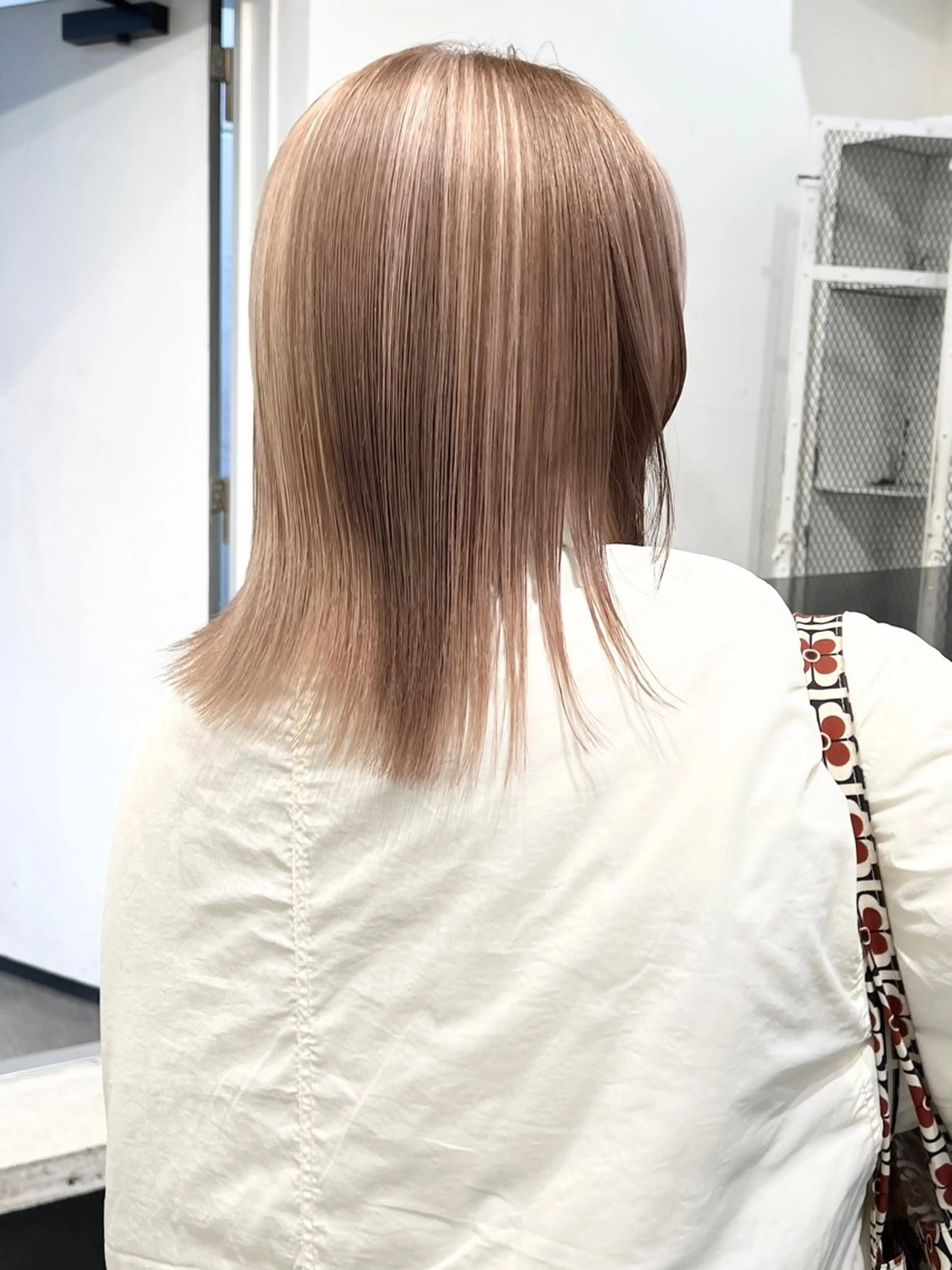 ミディアム カラー 切りっぱなしボブ アッシュ ベージュカラー ブリーチ ケアブリーチ カット ヘアカラー トリートメント HARU//原宿🤍 リピート率NO.1のヘアスタイル