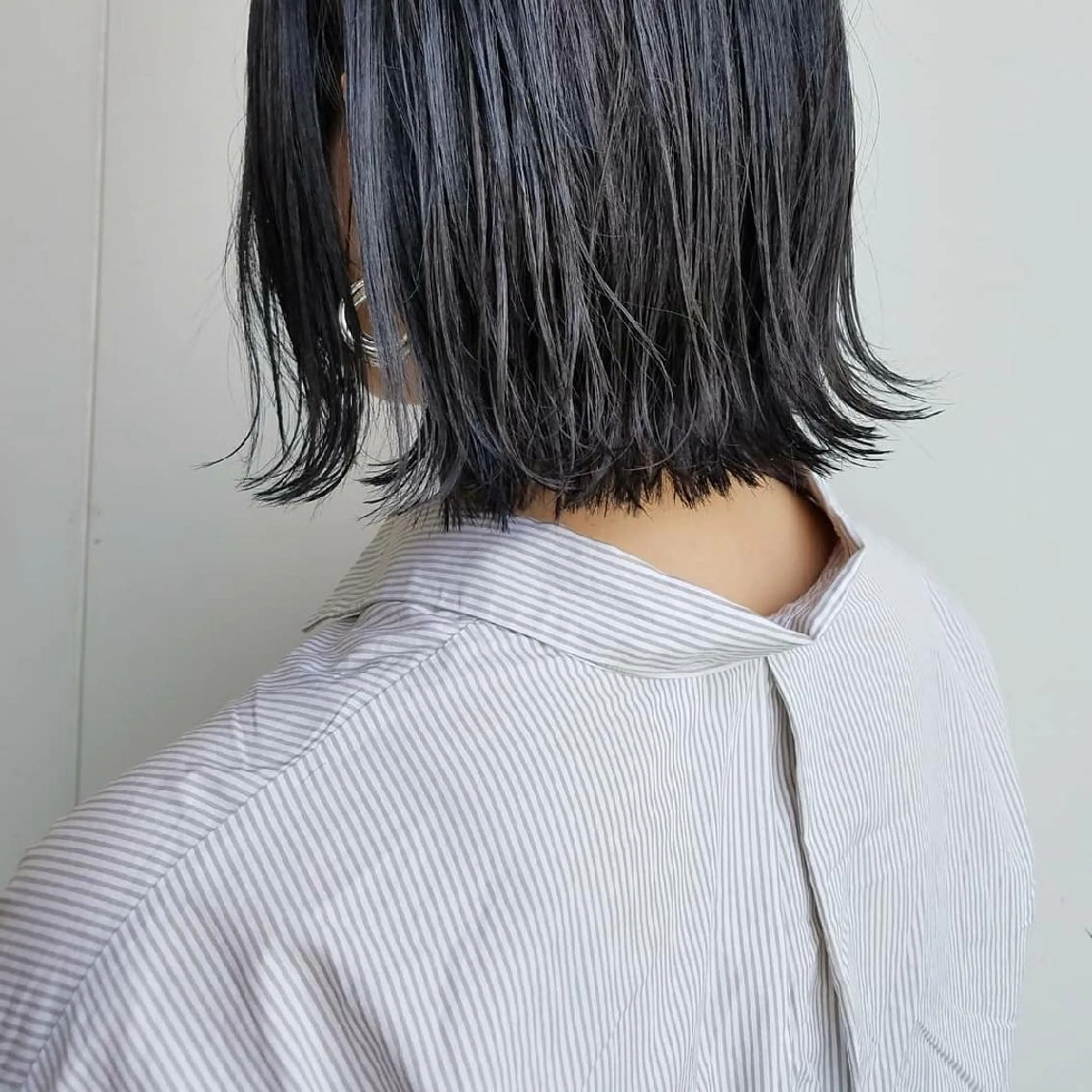 カラー パーマ マツエク・マツパ ミディアム 黒髪 ブルーカラー ブルーブラック ボブ iplus✴ まつげ、眉毛、耳つぼのマツエク・マツパデザイン