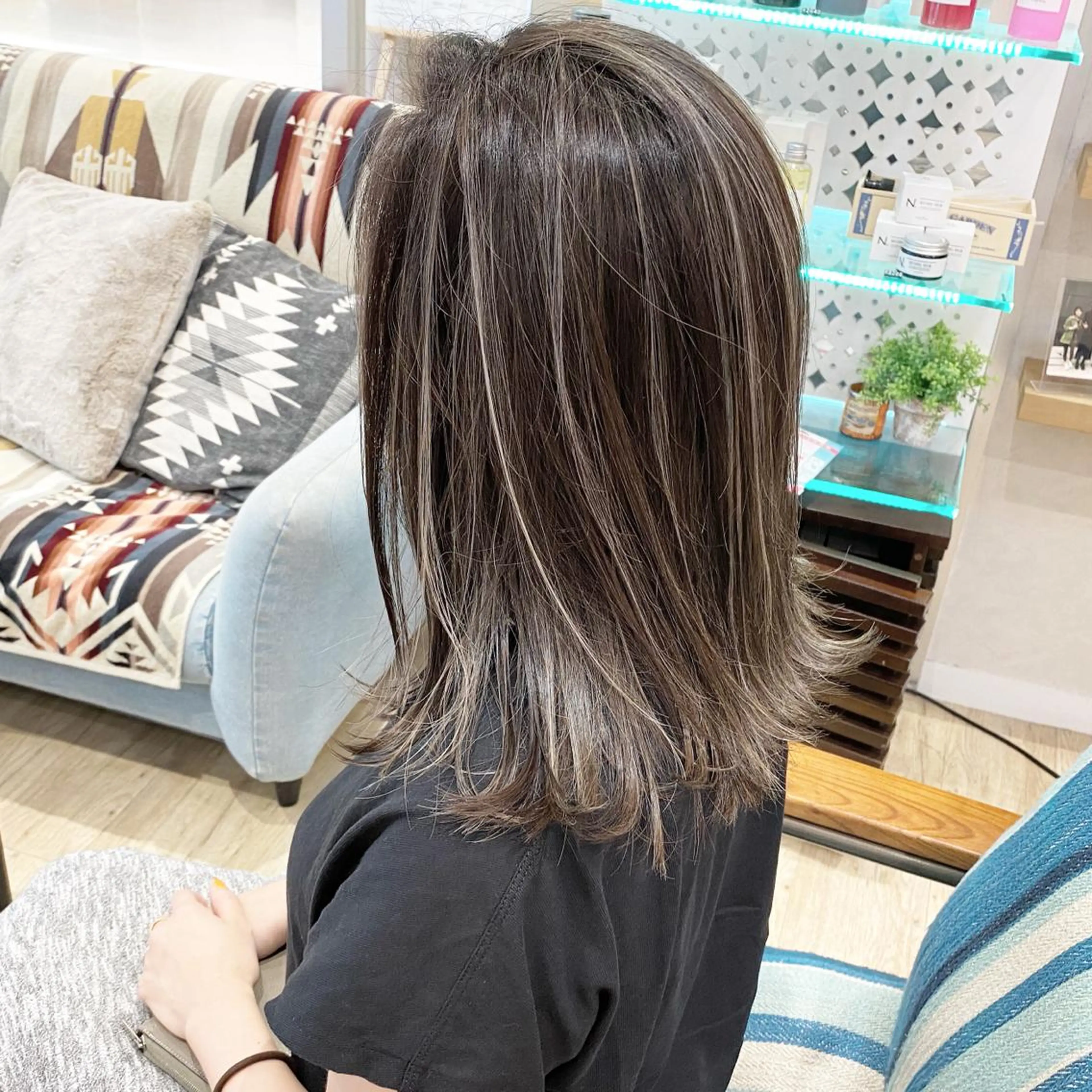 セミロング カラー ハイライトカラー ハイライト カット ヘアカラー トリートメント ブリーチカラーレイヤ ーカット🦋annaのヘアスタイル