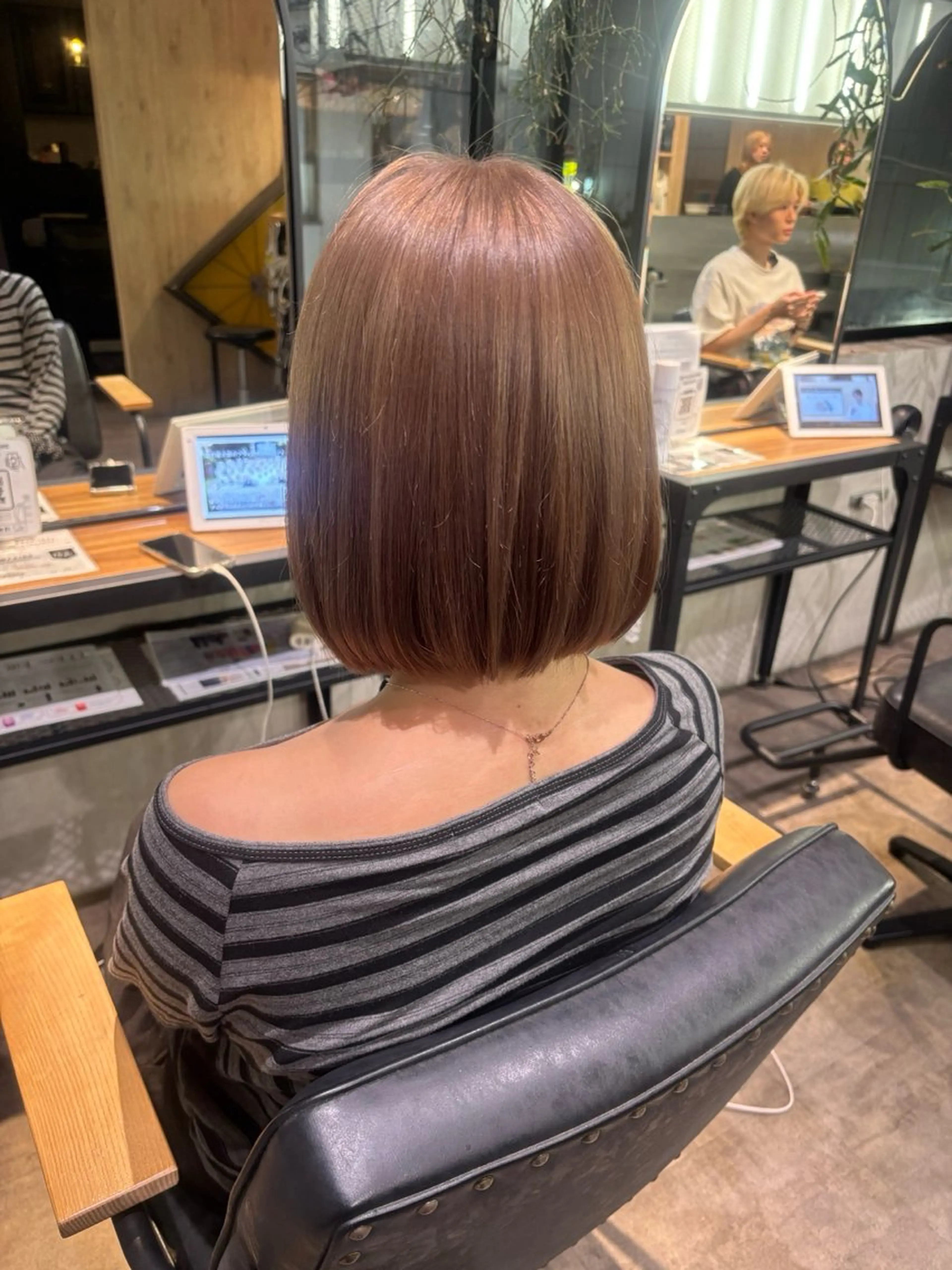 ミディアム カラー 切りっぱなしボブ ブリーチ ダブルカラー イヤリングカラー ハイライトカラー iona/ハイトーン /ネイルのネイルデザイン