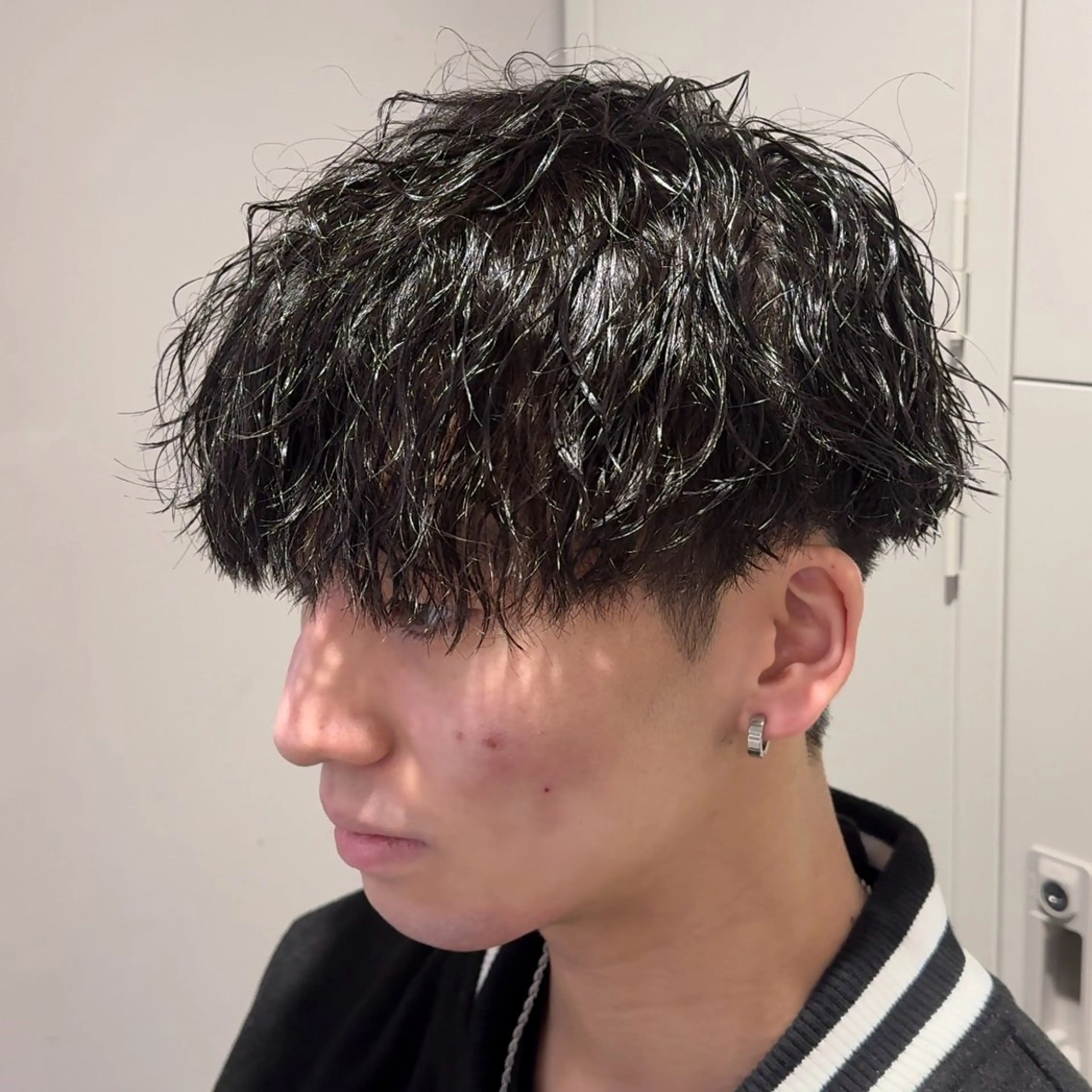 ミディアム パーマ ヘアアレンジ メンズ ミディアムパーマ メンズパーマ 顔まわりカット の達人のヘアスタイル