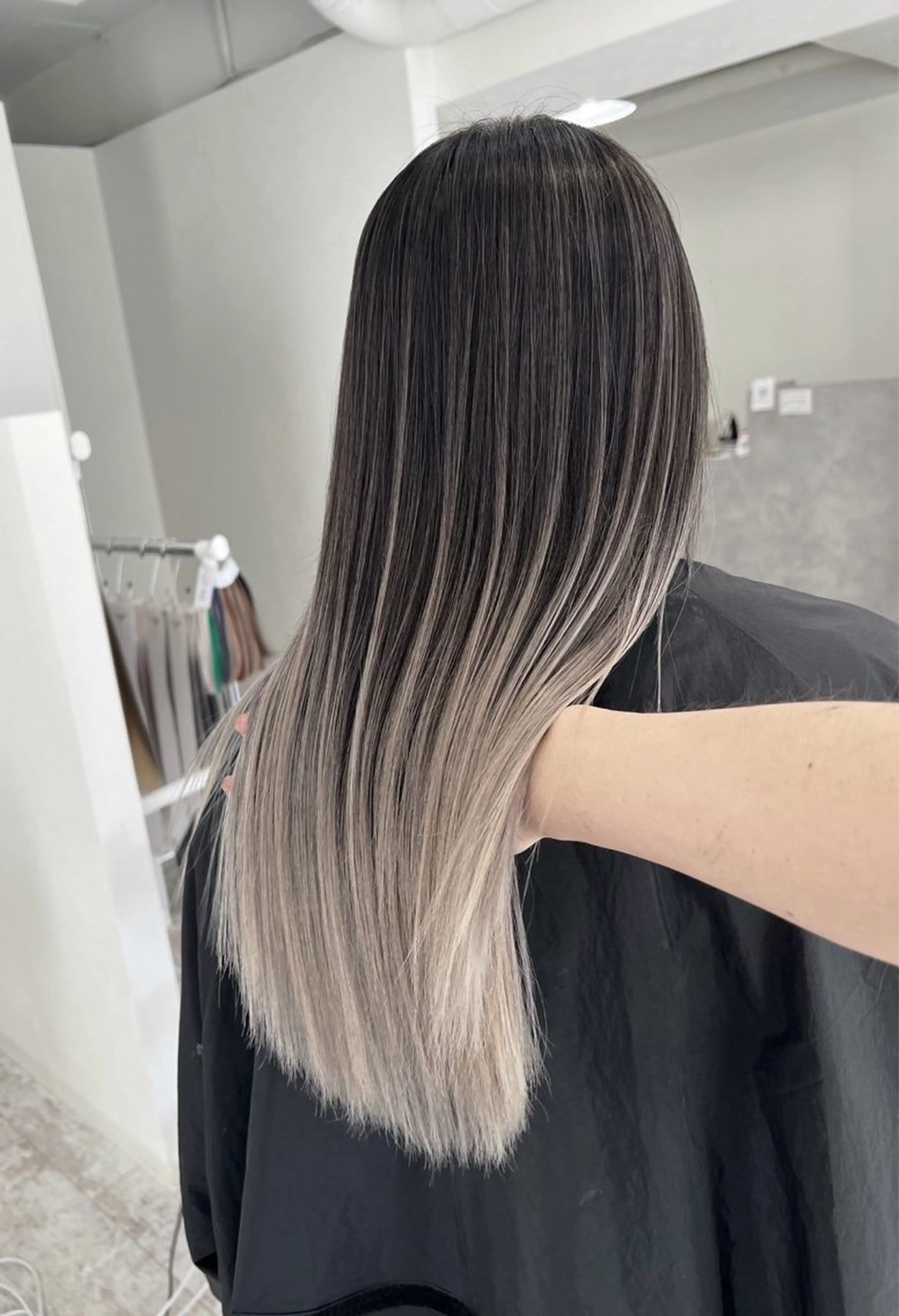 ロング カラー バレイヤージュ シルバー ホワイトシルバー レイヤーカット ヘアカラー トリートメント ROBIN所属・指名数No.1 /NAOYAのヘアスタイル