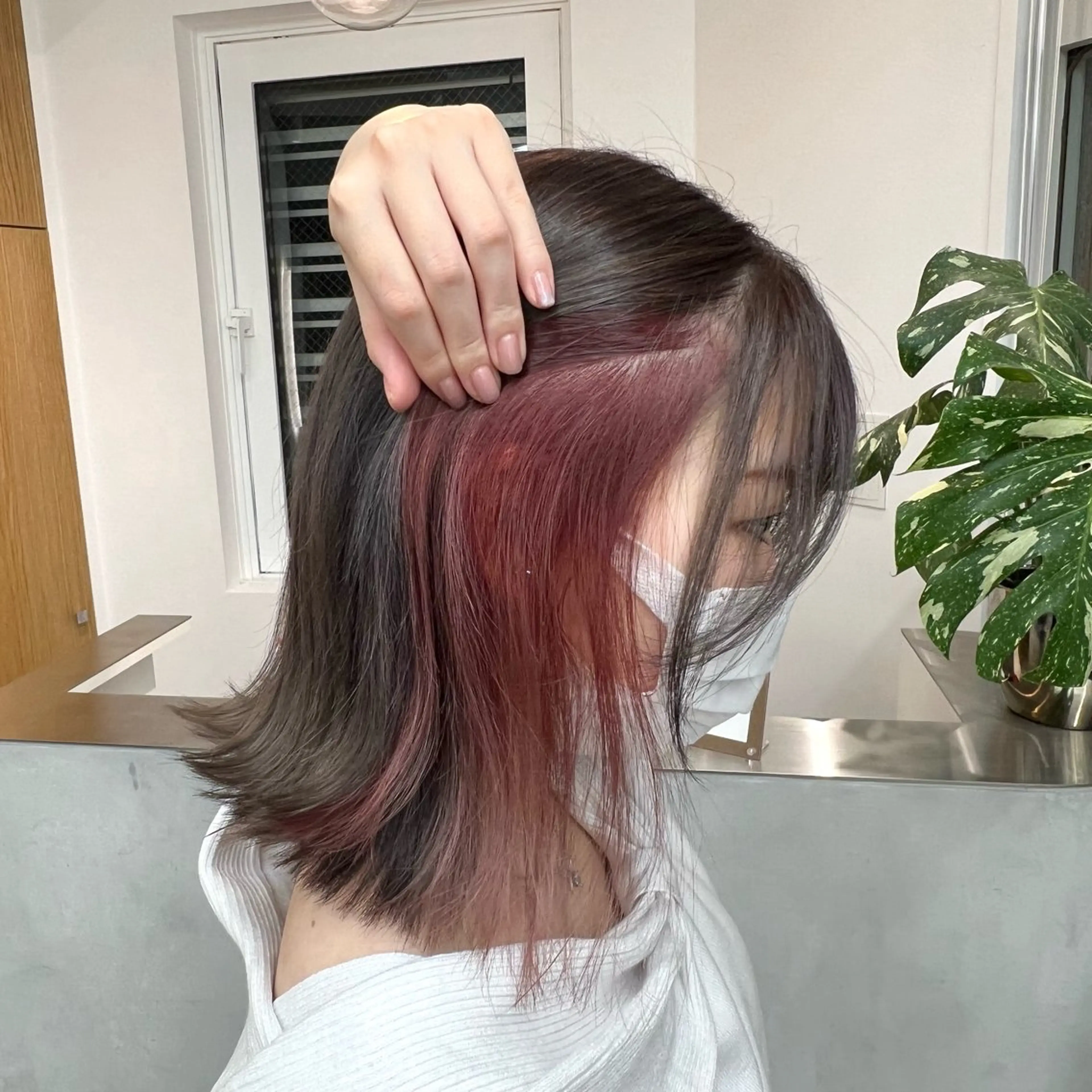 ミディアム カラー ブリーチ インナーカラー 小森聖奈 韓国風レイヤーカットのヘアスタイル