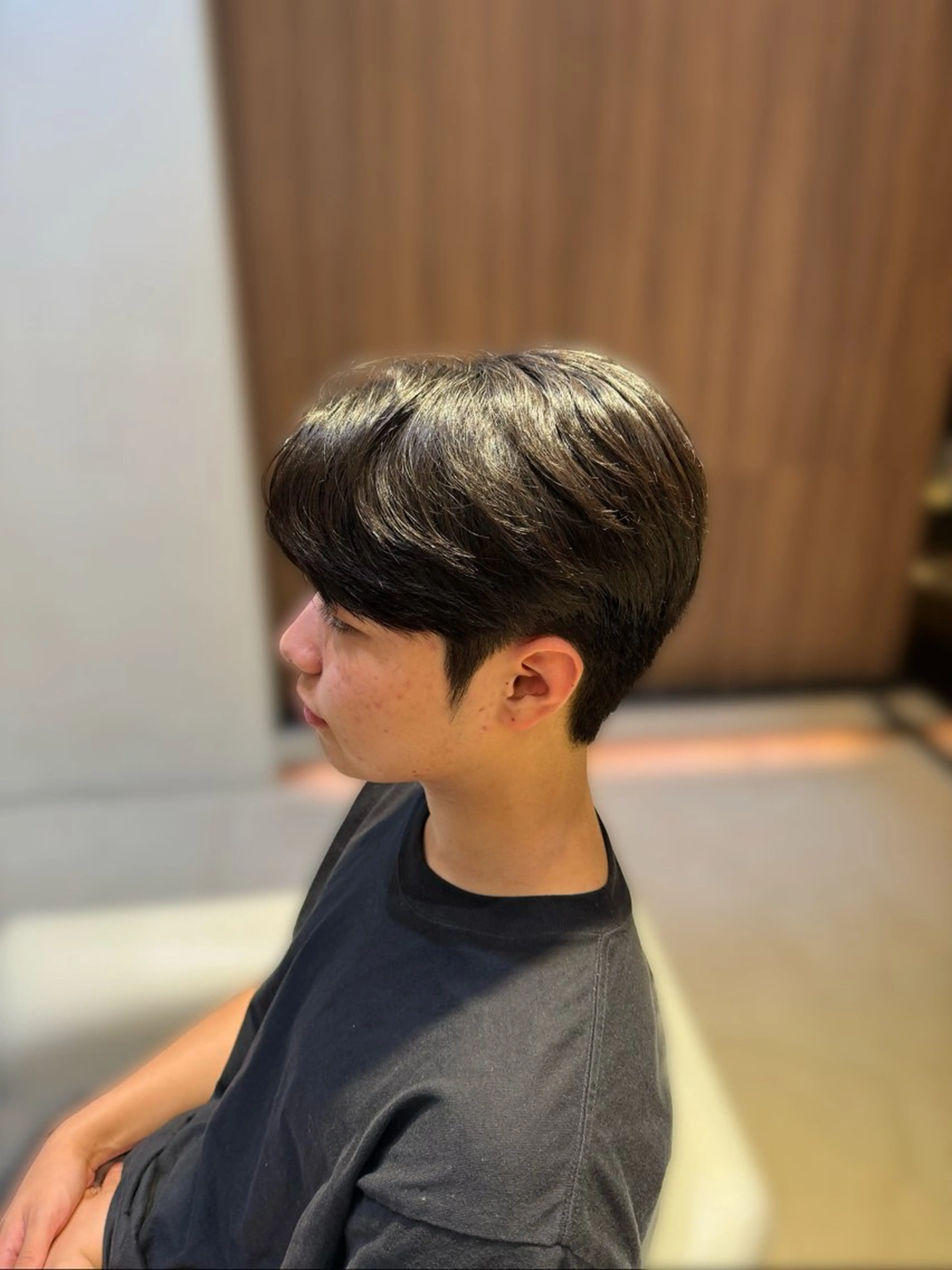 ショート パーマ メンズ センターパート コンマヘア ダウンパーマ カルマパーマ メンズ韓国風 YUKI🇰🇷 カルマ／ダウンパーマのヘアスタイル