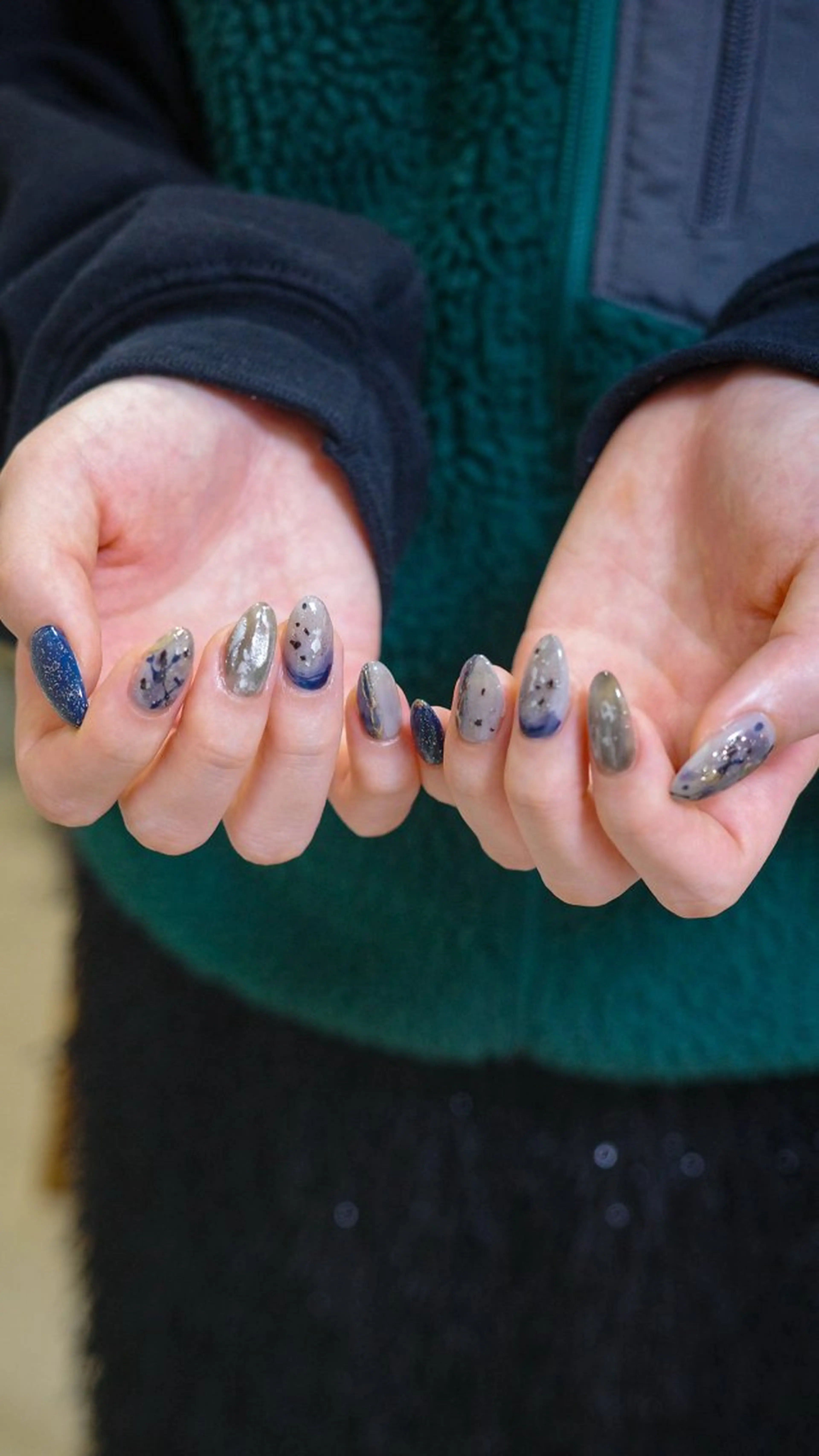 ネイル マグネットネイル ミラーネイル ネイビー ニュアンスネイル ハンドネイル pointillé .ayaのネイルデザイン