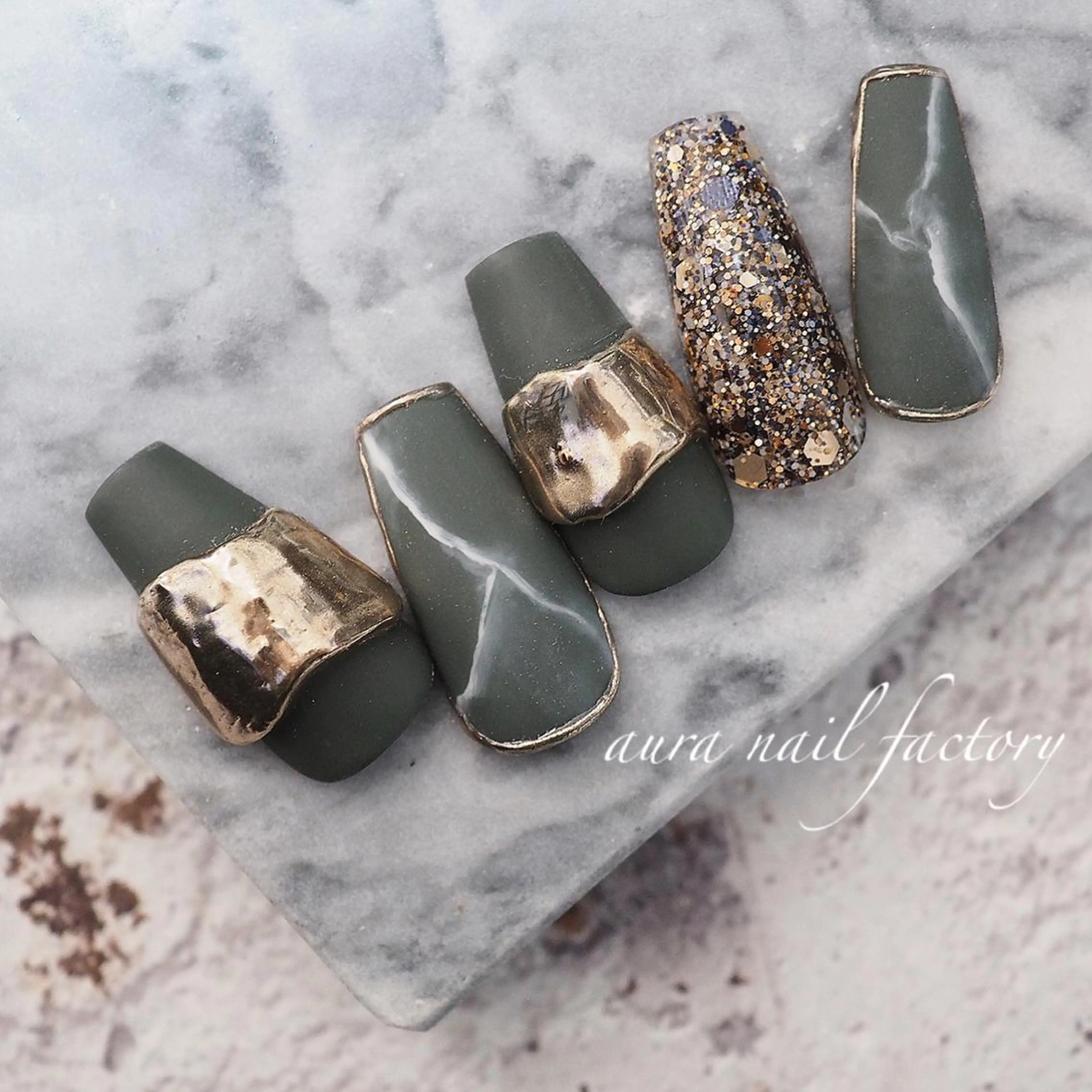 ミディアム カラー ネイル マットネイル ミラーネイル ニュアンスネイル 赤色 赤羽　アウラ ネイルファクトリーのネイルデザイン