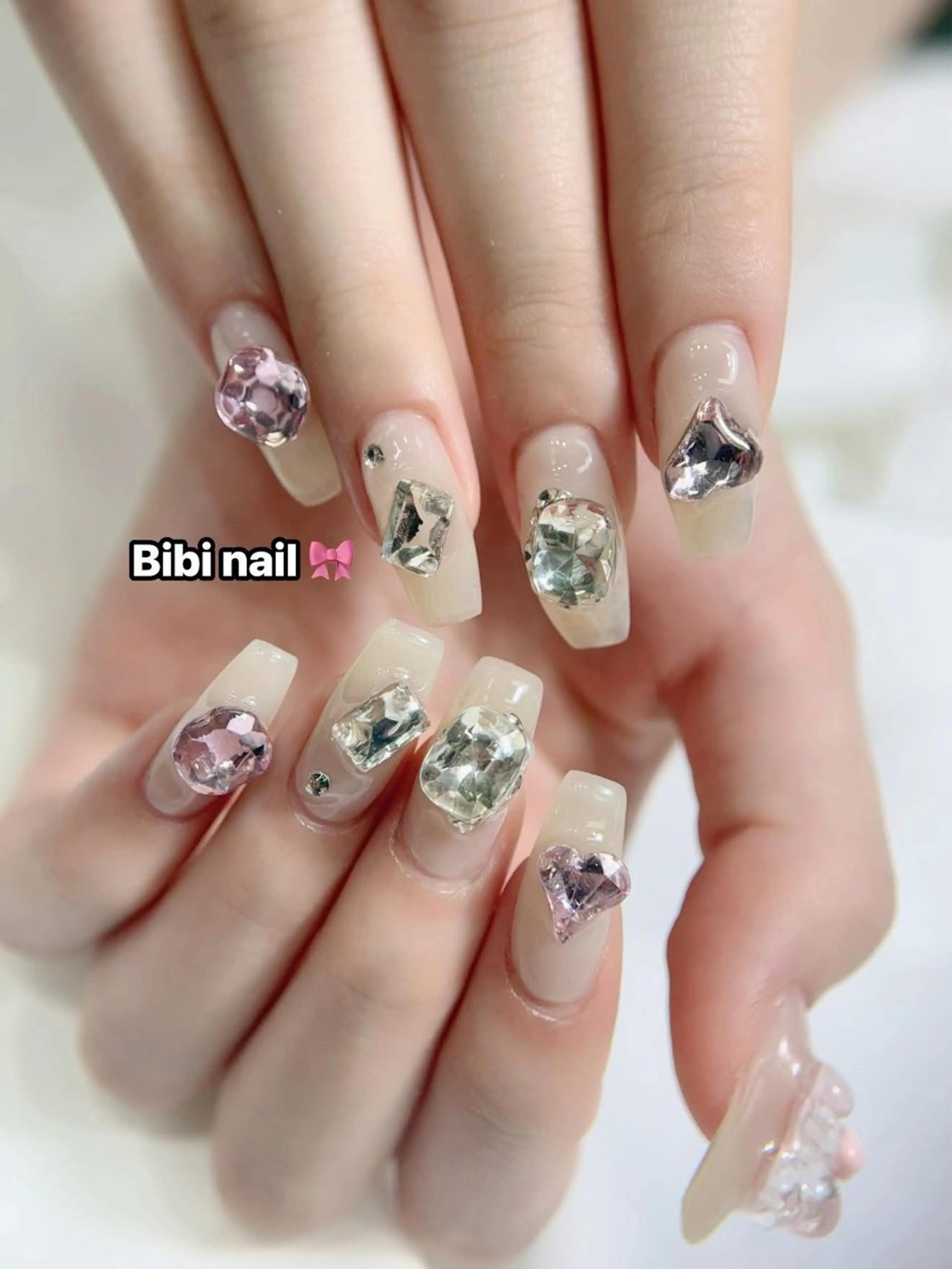 ミディアム ハンドネイル Bibi beauty spa Osaka所属・Chann Channのネイルデザイン