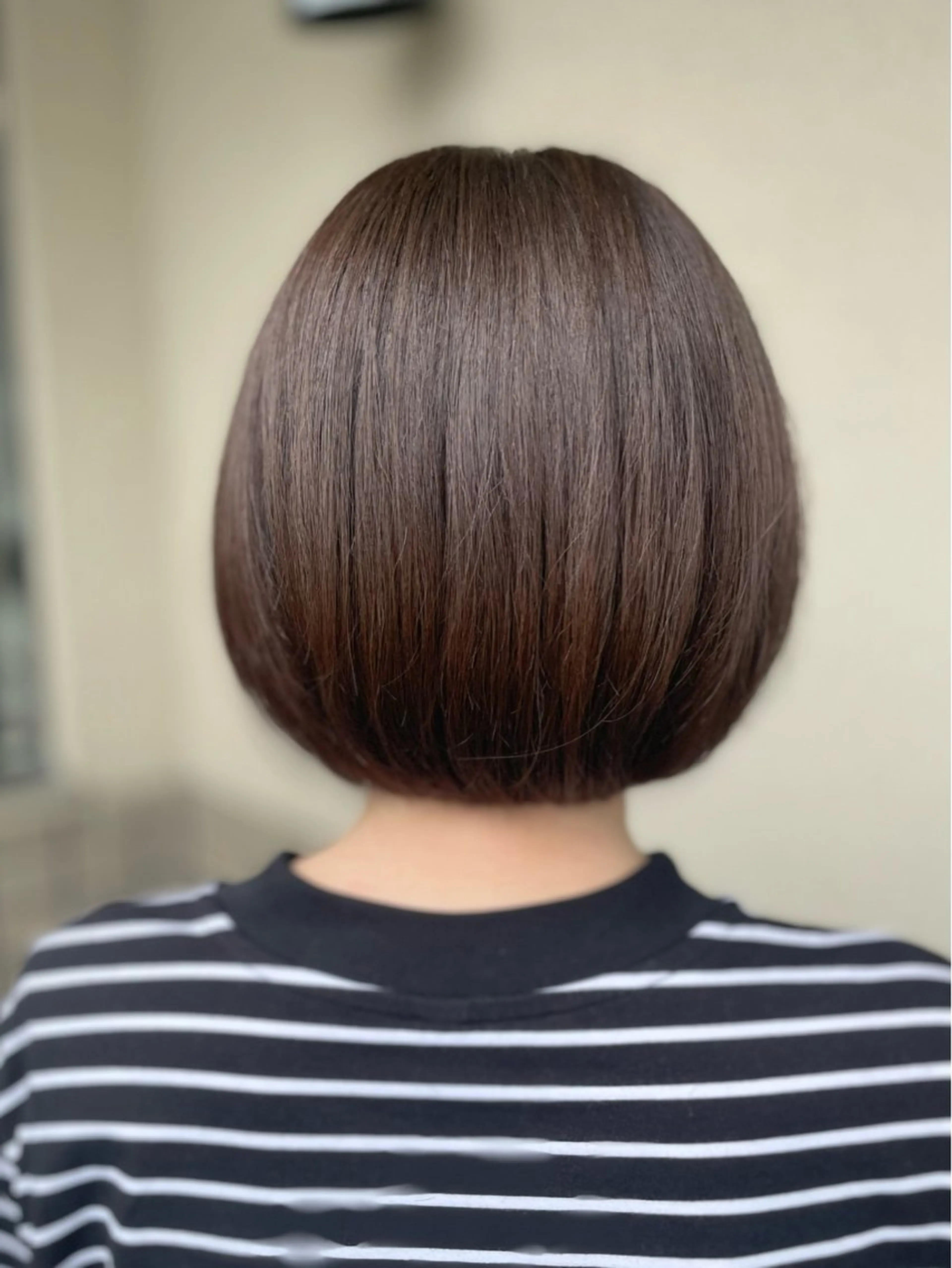 ショート カラー ベージュカラー オリーブベージュ ボブ カット ヘアカラー 沢田 瞳のヘアスタイル