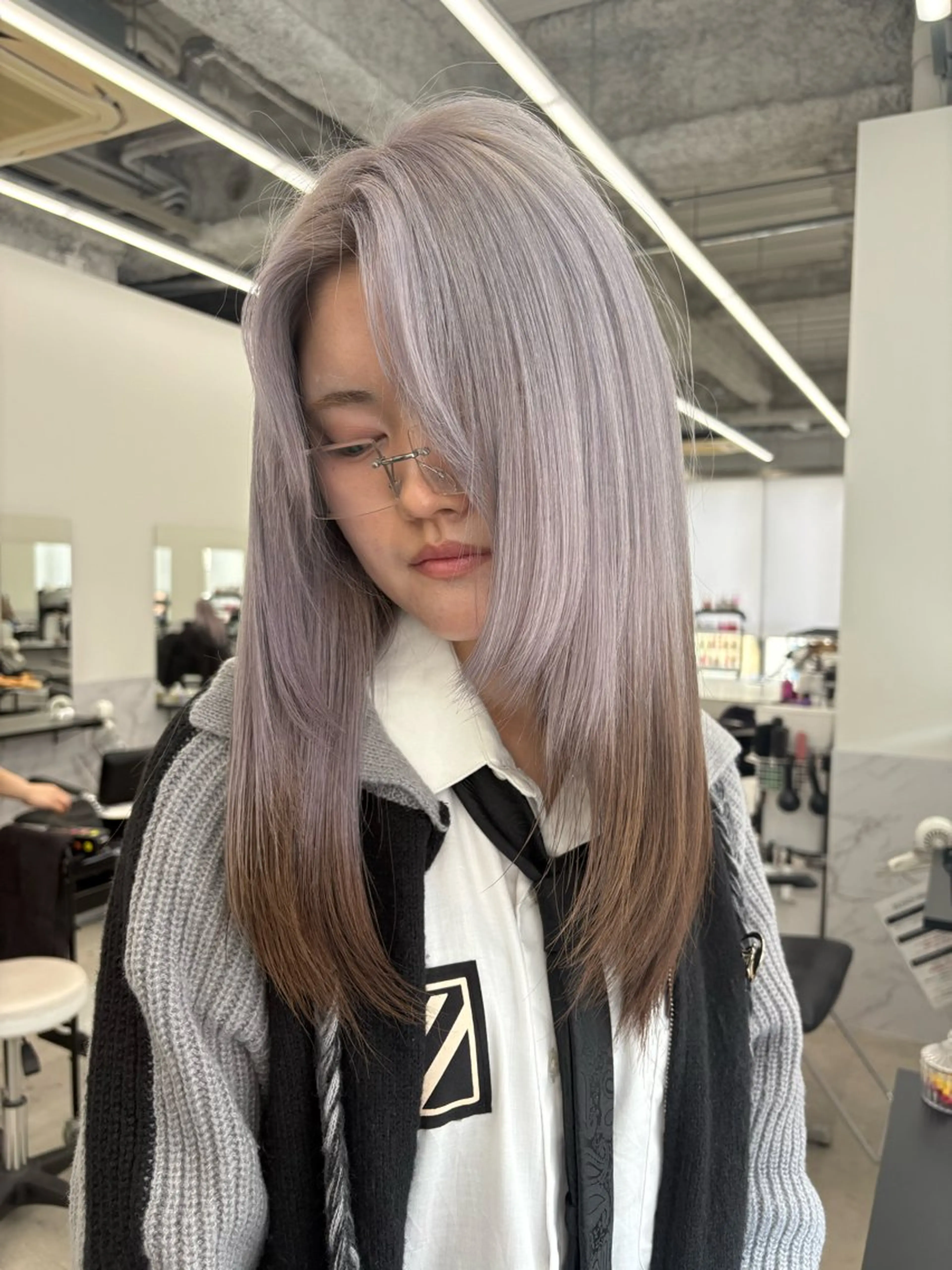 ロング カラー シルバー ヘアカラー 八代 珠羽のヘアスタイル