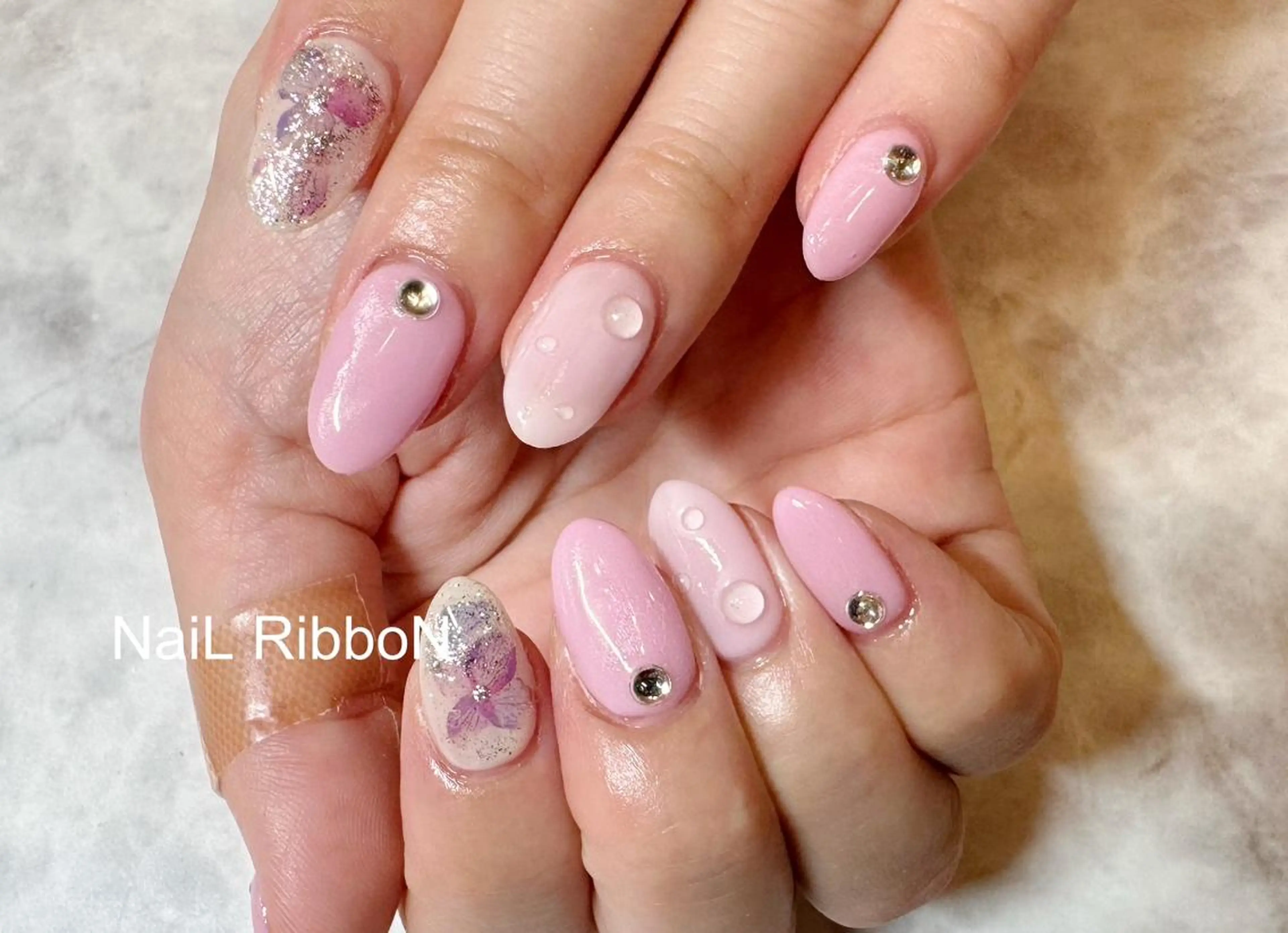 ネイル ネイルリボン 受付スタッフのネイルデザイン