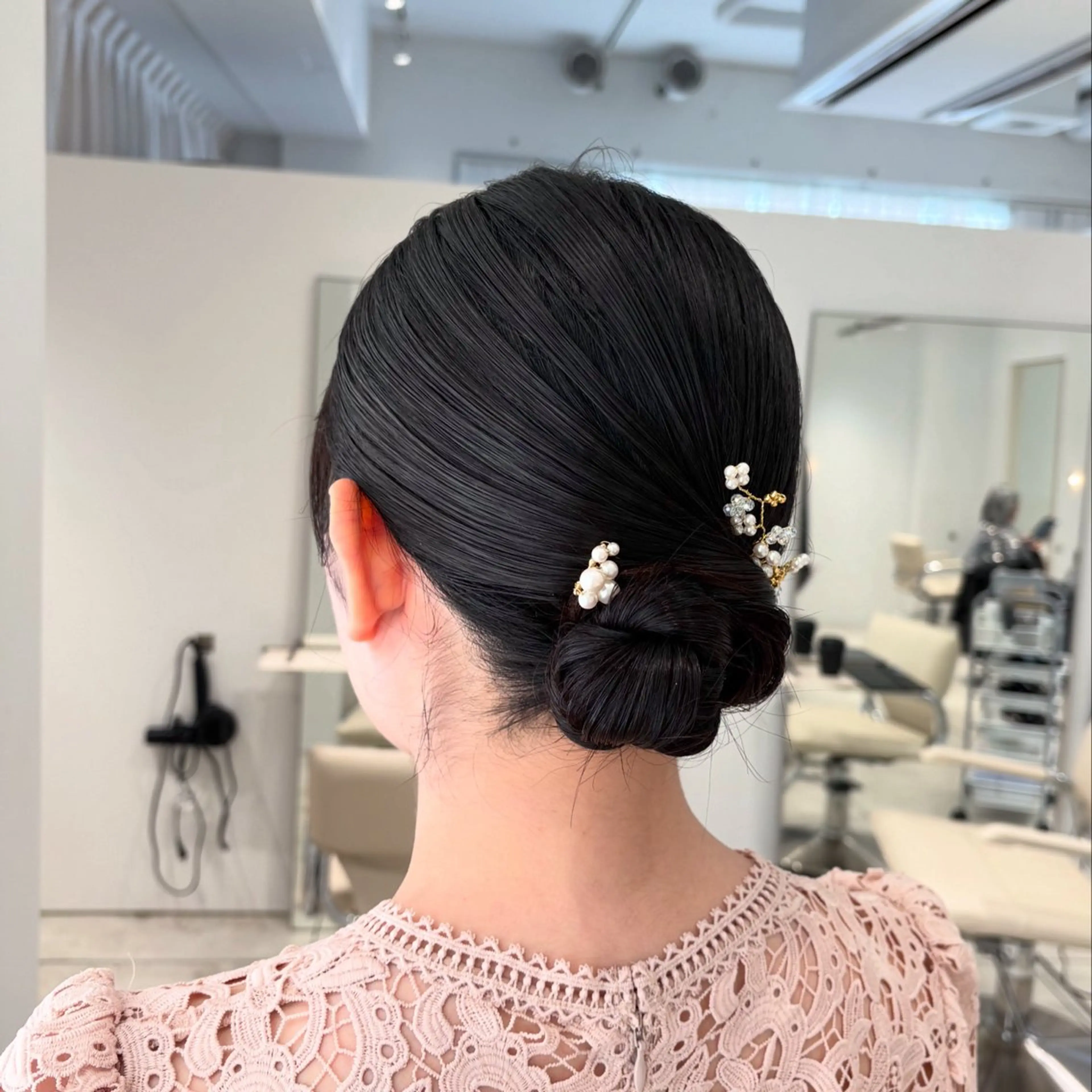 ミディアム ヘアアレンジ お団子ヘア 結婚式・ブライダル ヘアセット カジュアルを女っぽく 𝗮𝘆𝗮𝗰𝗼のヘアスタイル
