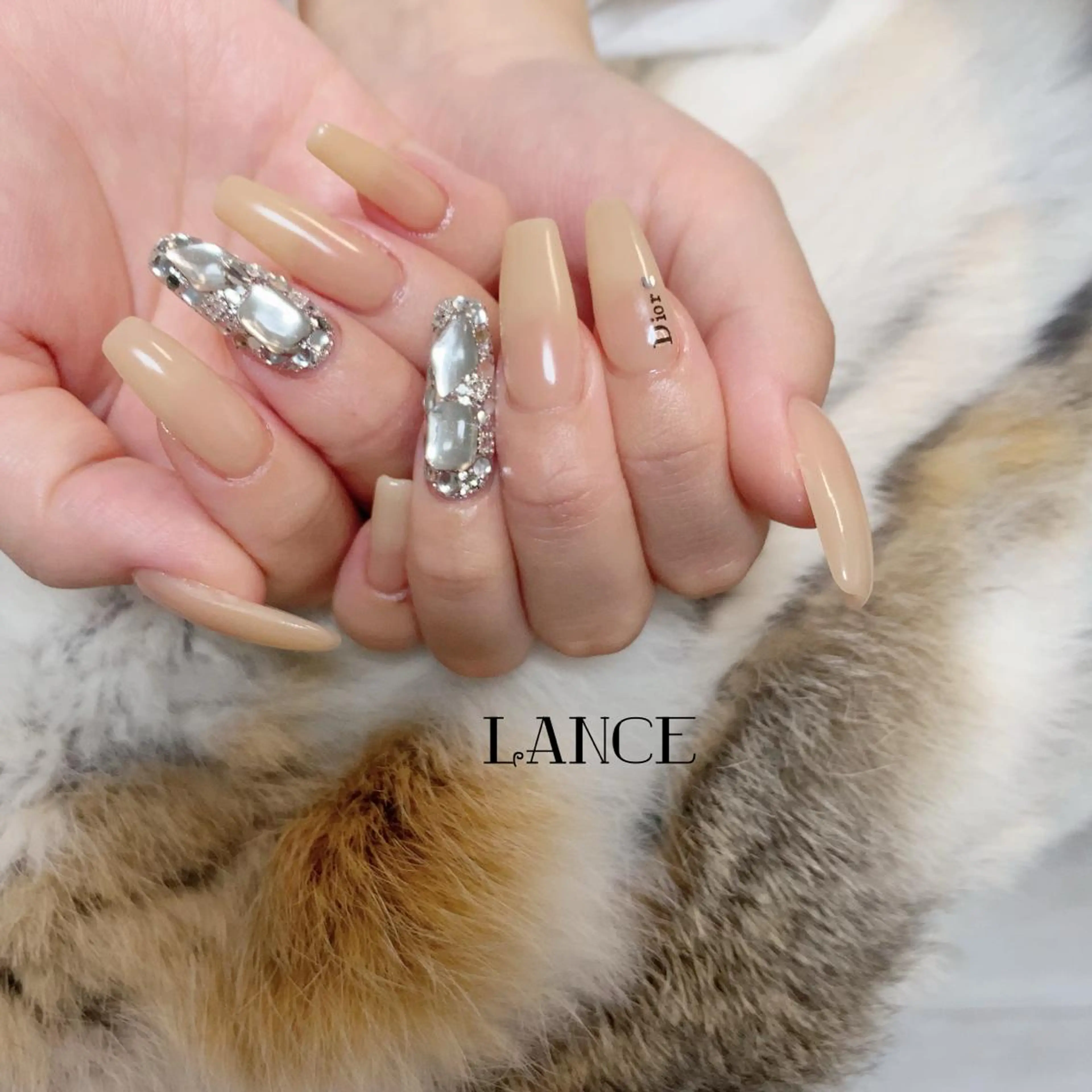 ミディアム ネイル オーロラネイル フレンチネイル ワンホンネイル 冬ネイル ハンドネイル Lance nailのネイルデザイン