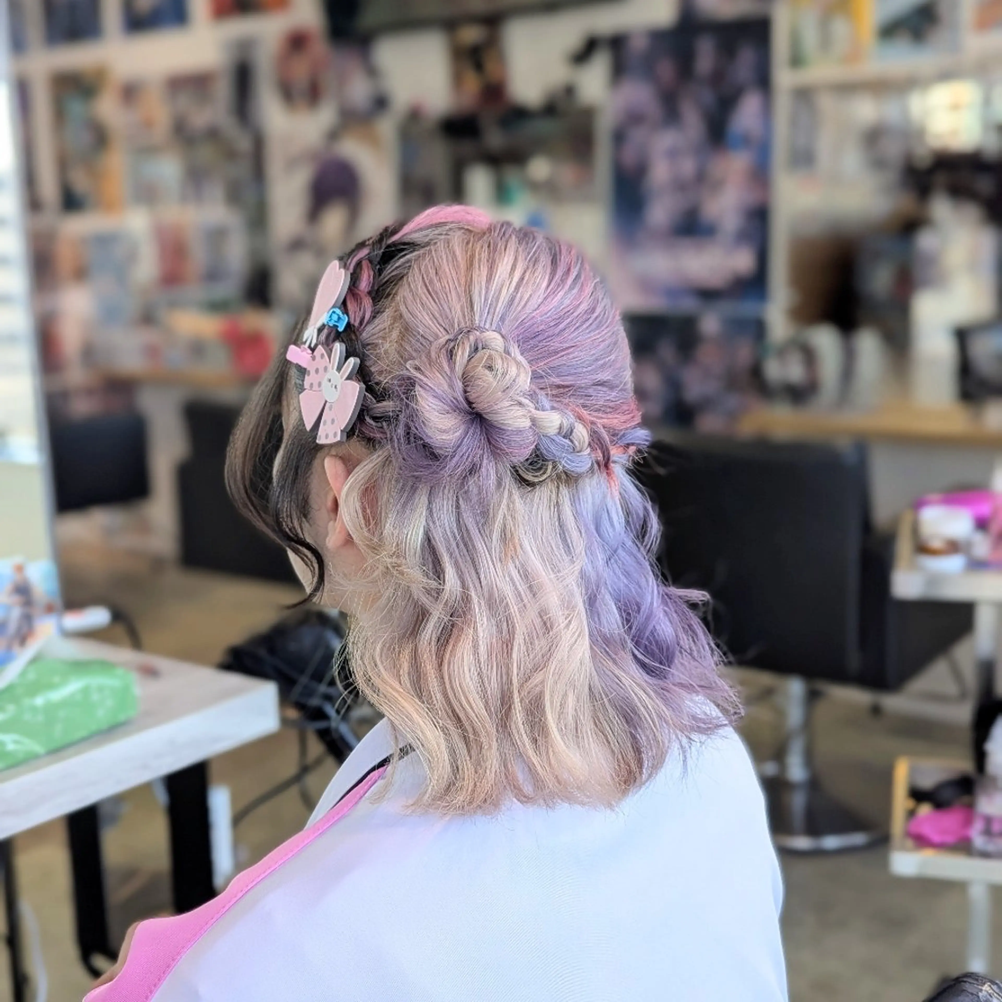 ミディアム カラー ヘアアレンジ ピンクカラー ボブ ヘアセット 推しカラー🦉にじさ んじカラー🌈🕒✨のヘアスタイル