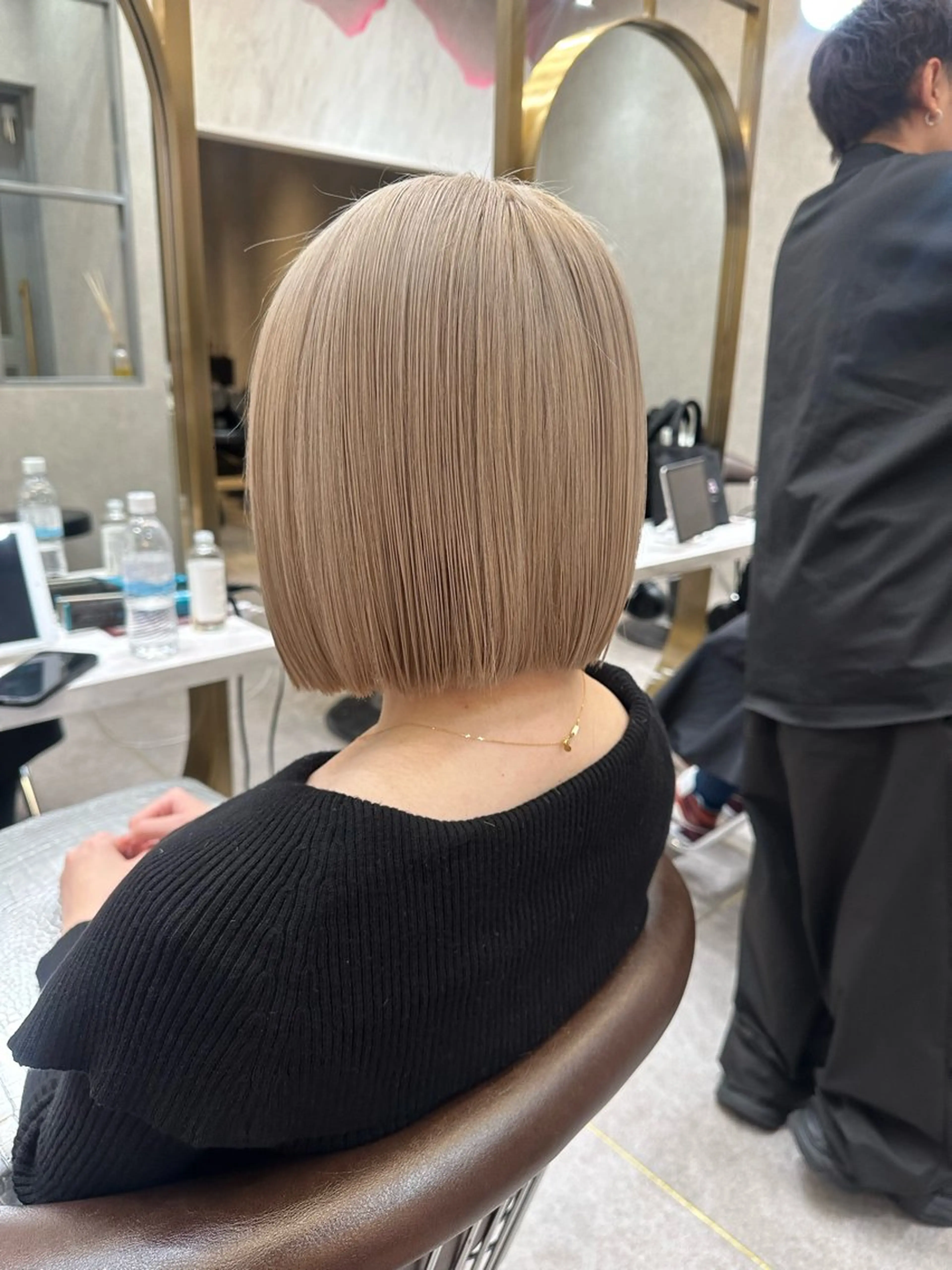 ミディアム カラー ヘアアレンジ karin ボブハイトーンのヘアスタイル
