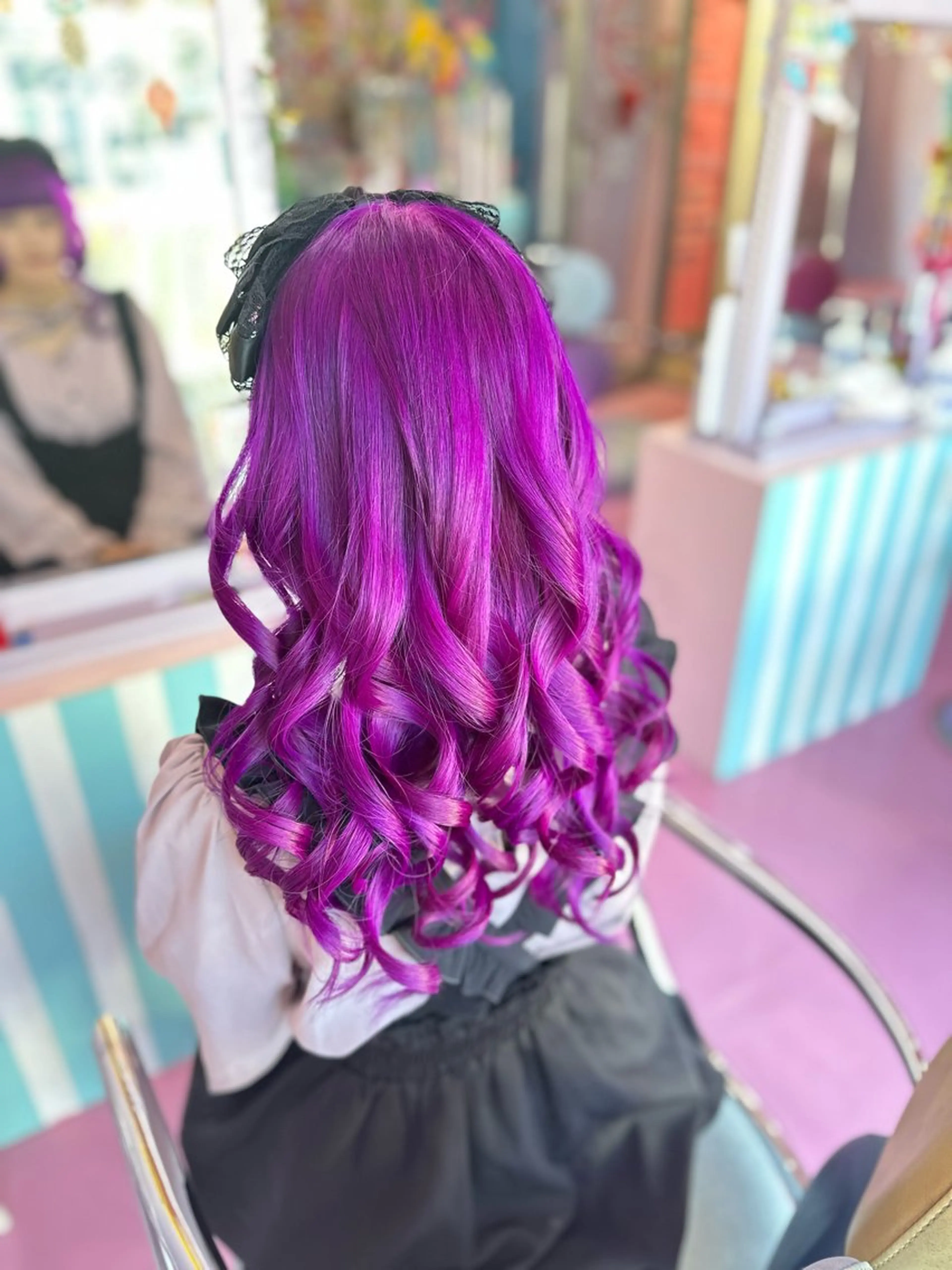 セミロング Hair salon TOMMY所属・♮やっしー♮ 🌈派手髪🌈のヘアスタイル